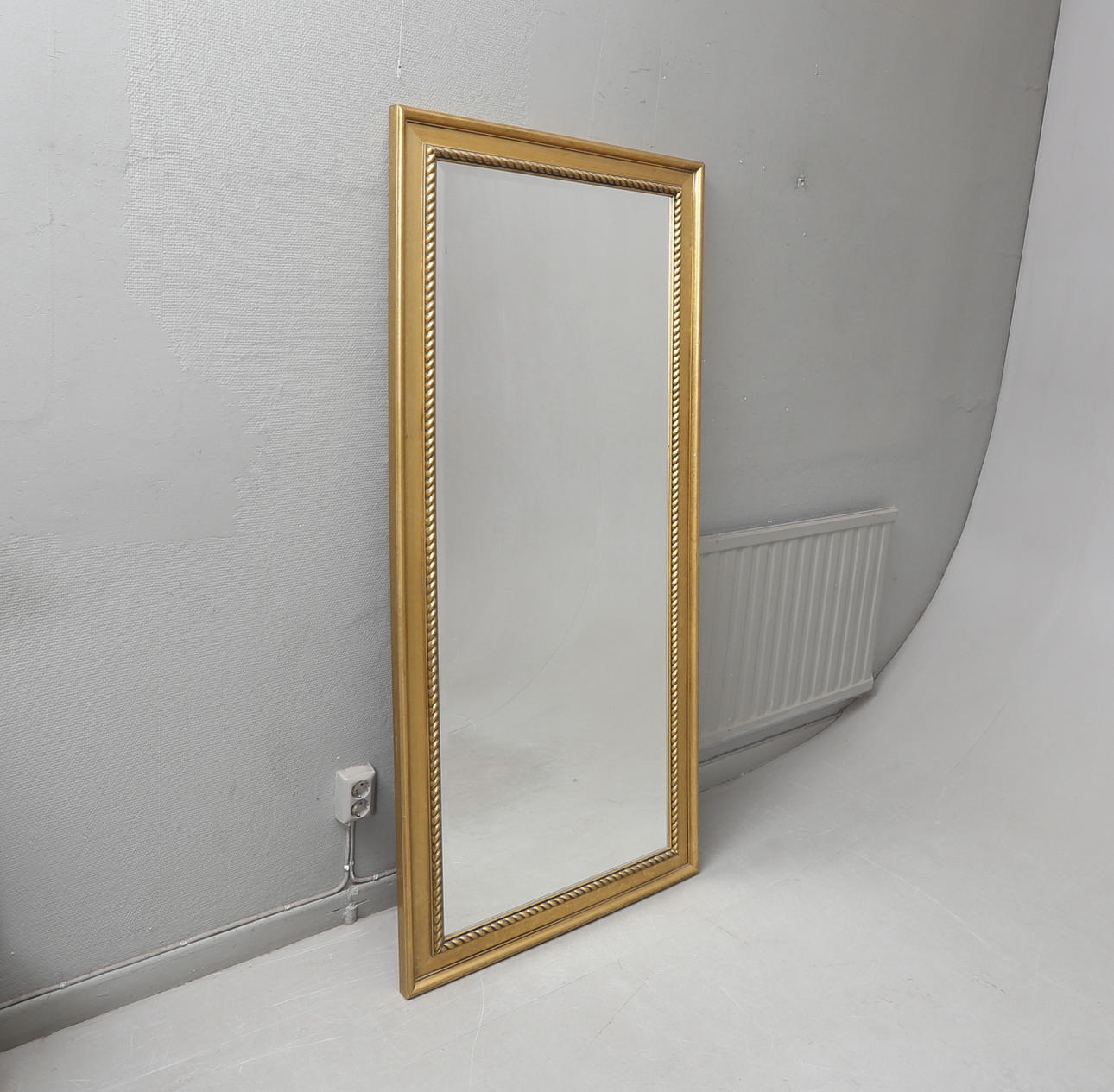 A mirror, IKEA, contemporary.