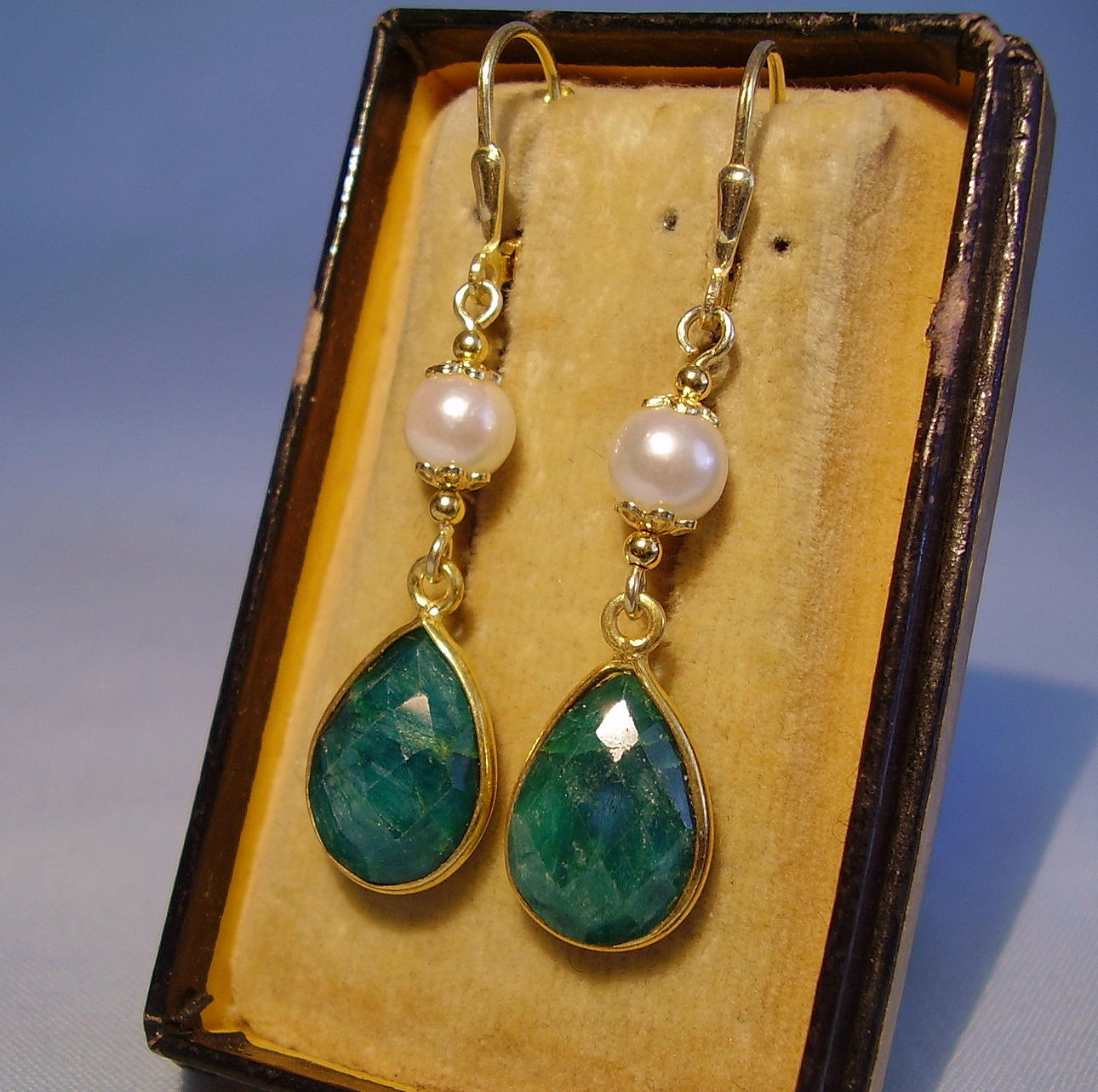 SMARAGD PÄRLÖRHÄNGEN.