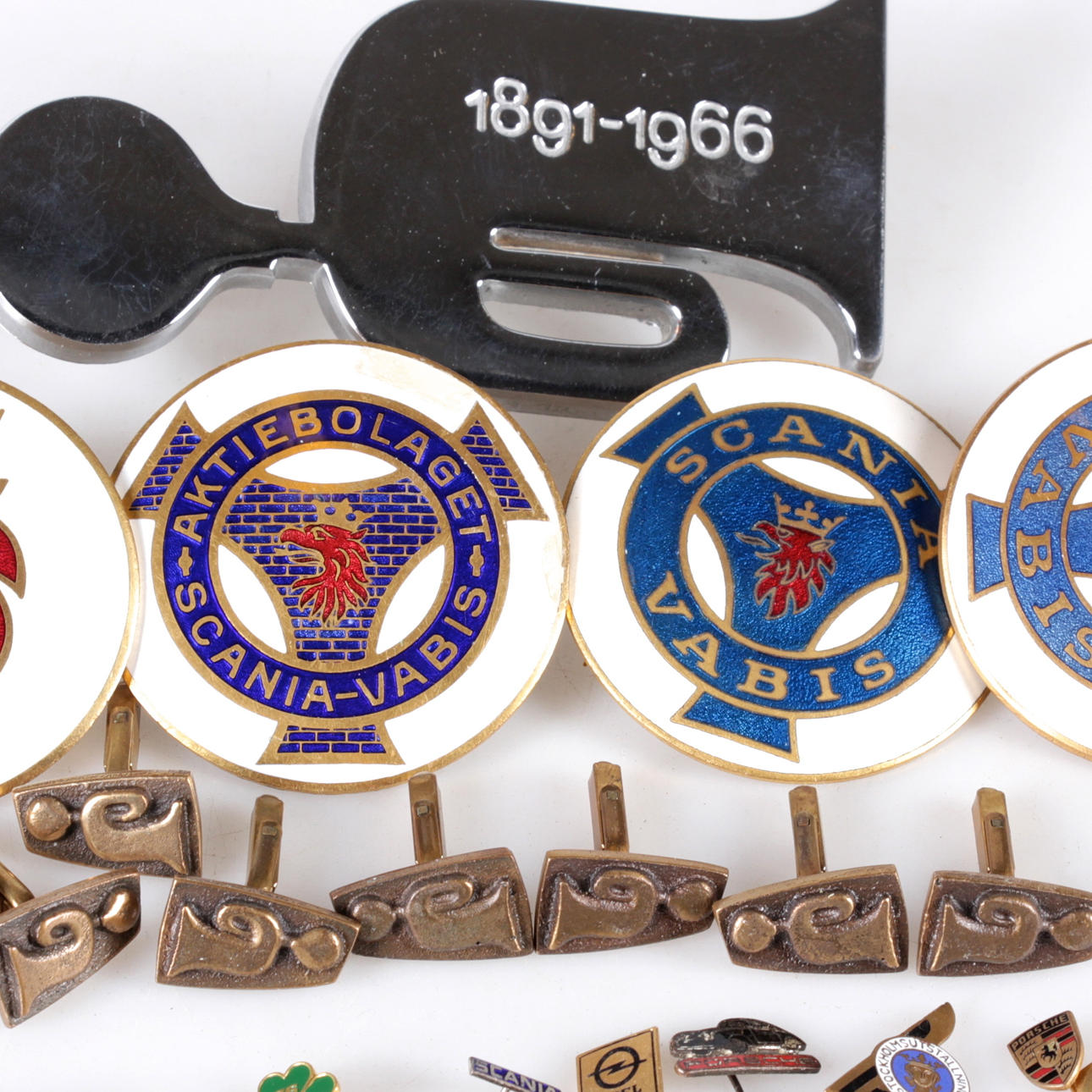 PINS, emblem samt märken, 29 delar, delvis Scania, Porsche, Opel mm.