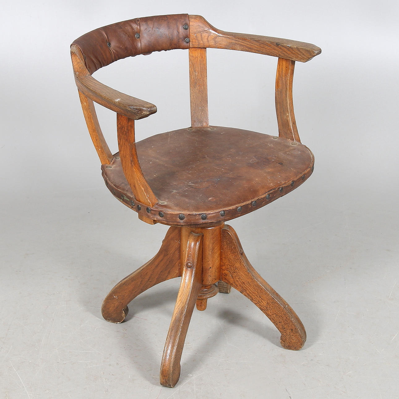 KONTORSSTOL, ek, läder, 1900-talets första kvartal.