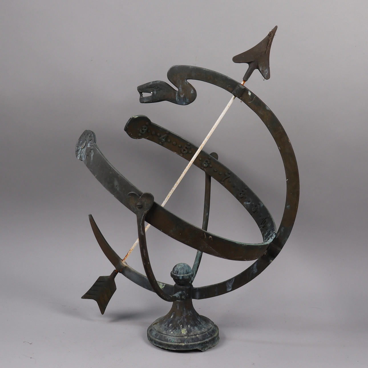 Sonnenuhr, Kupfer, mit Schlange gekrönt.