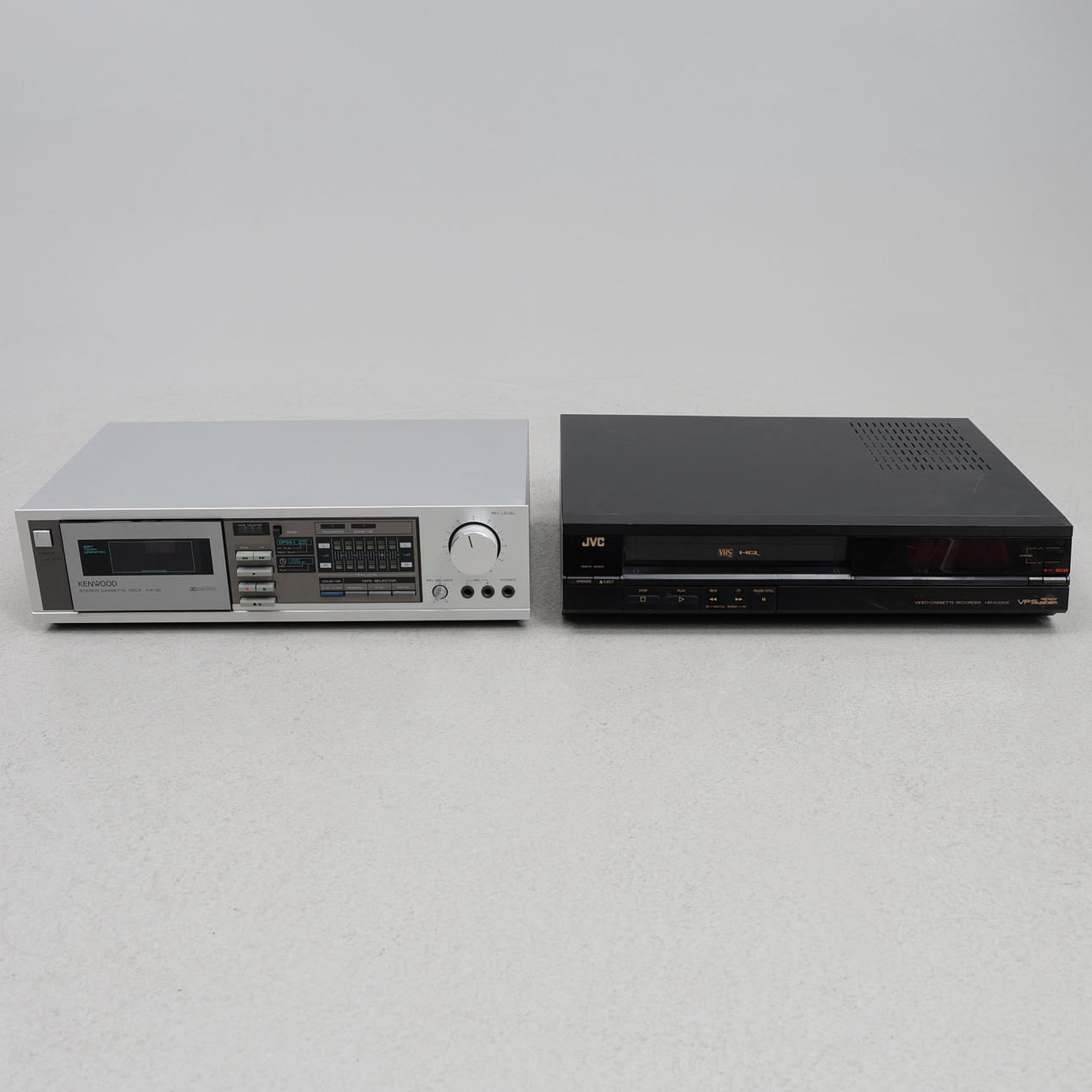 KASSETTDÄCK SAMT VIDEOBANDSPELARE VHS.