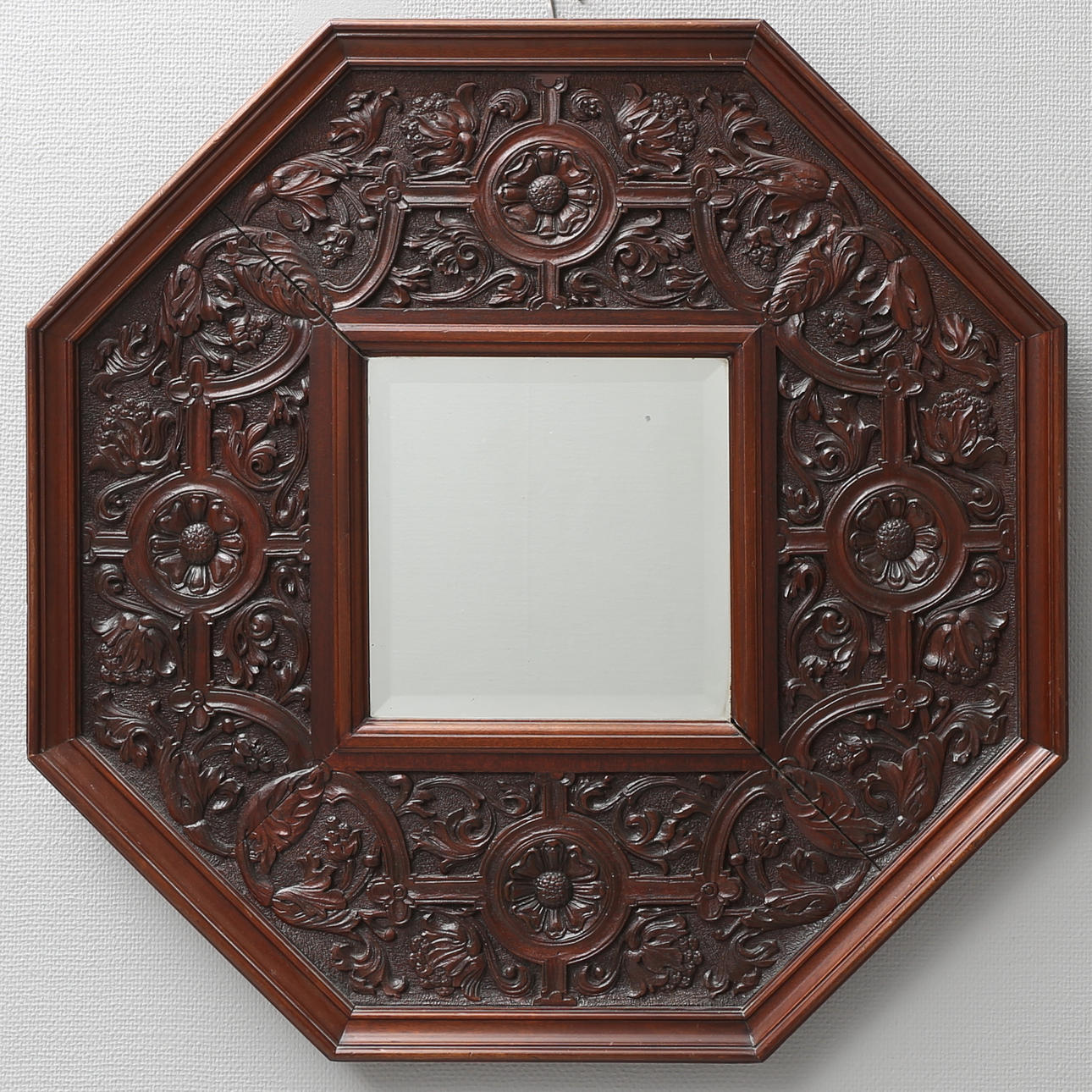 SPEGEL, 8-kantig, skuret trä och slipat glas, 1900-tal.