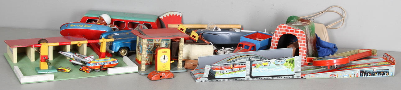 PARTI LEKSAKER:Plåtbilar,båtar träbuss,garage,bana m.m.