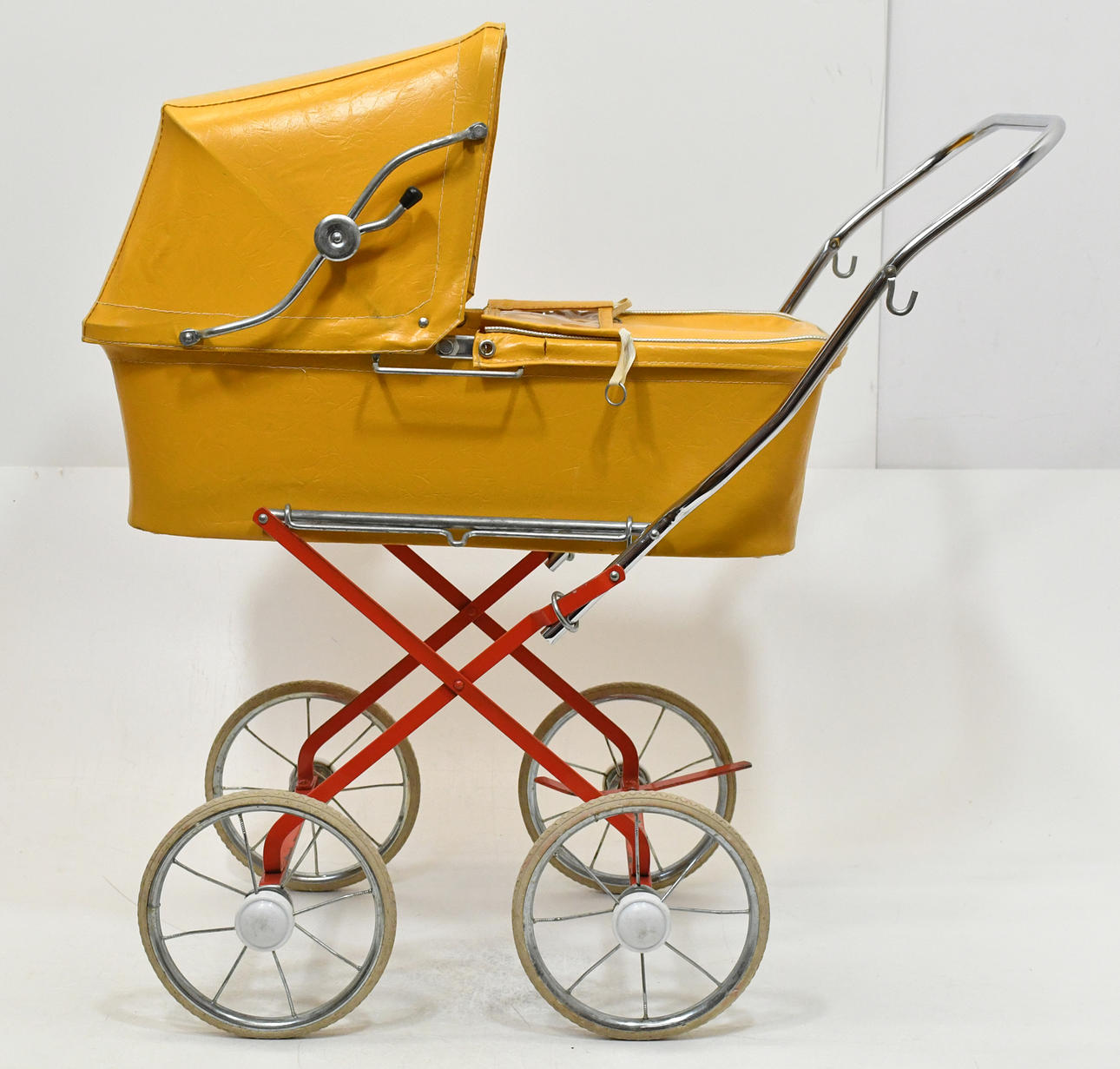 Dockvagn från Emmaljunga. Gul. 1960-70 tal.