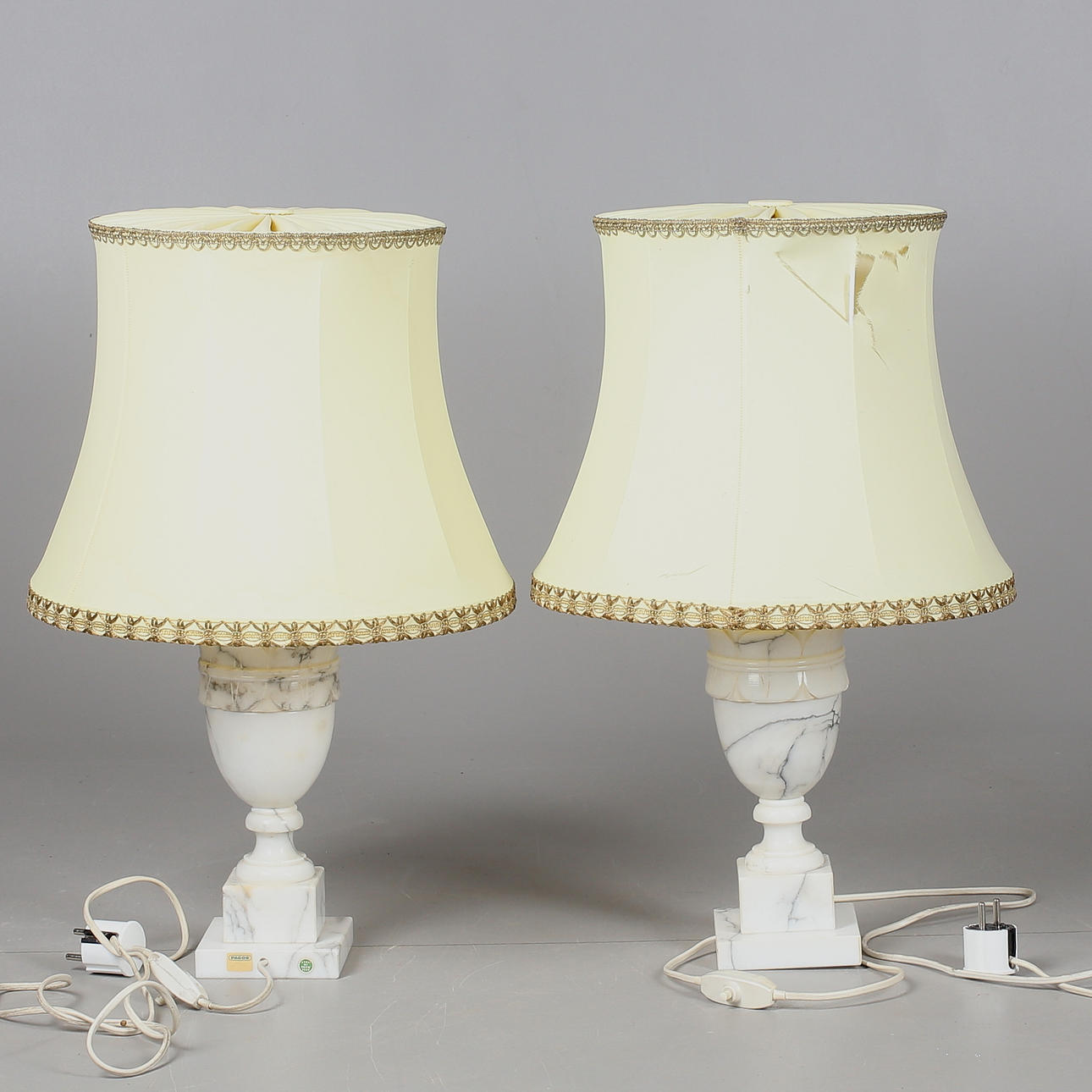 BORDSLAMPOR, ett par, alabaster, 1900-tal.