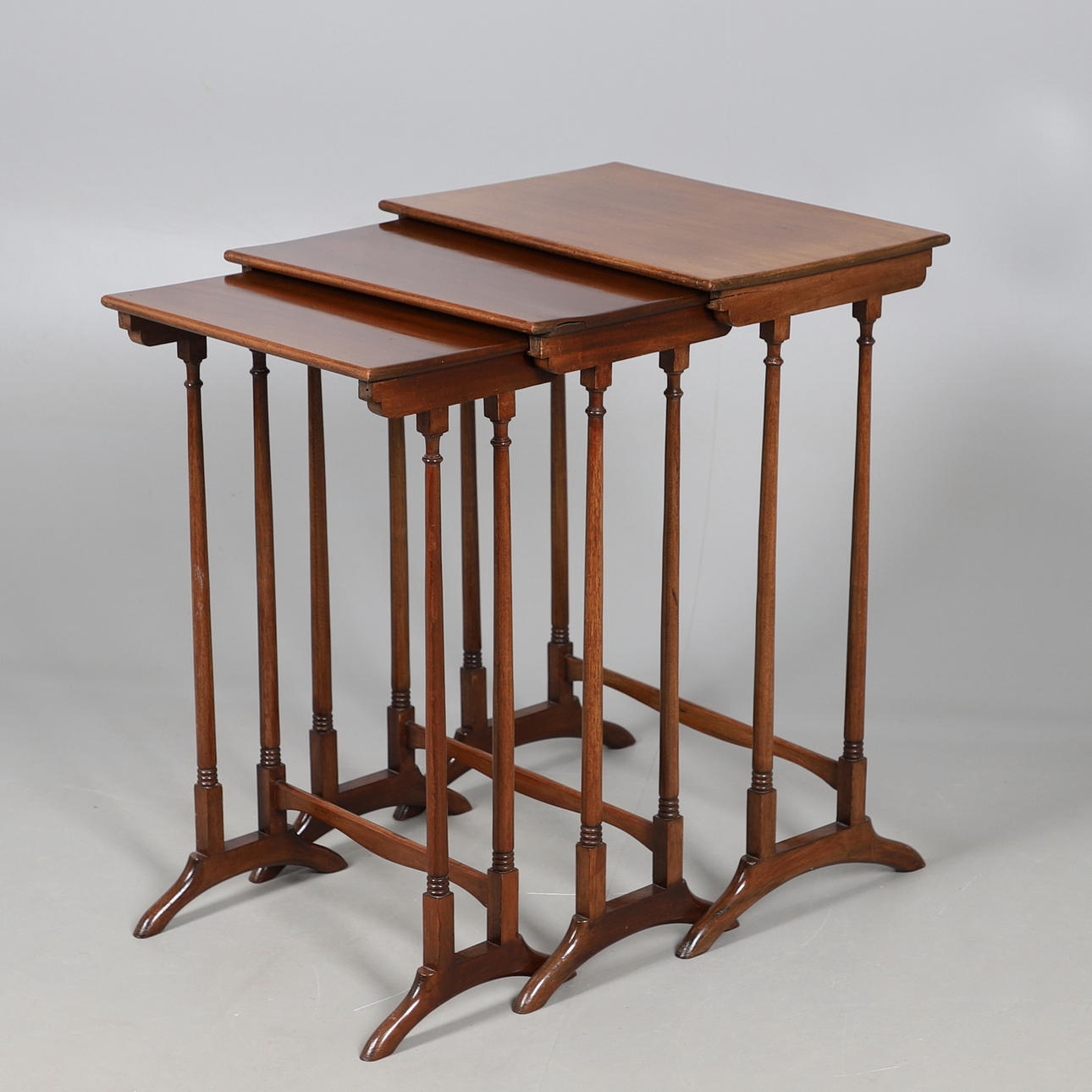 KOLMEN MAHONKIPÖYDÄN PESÄ.