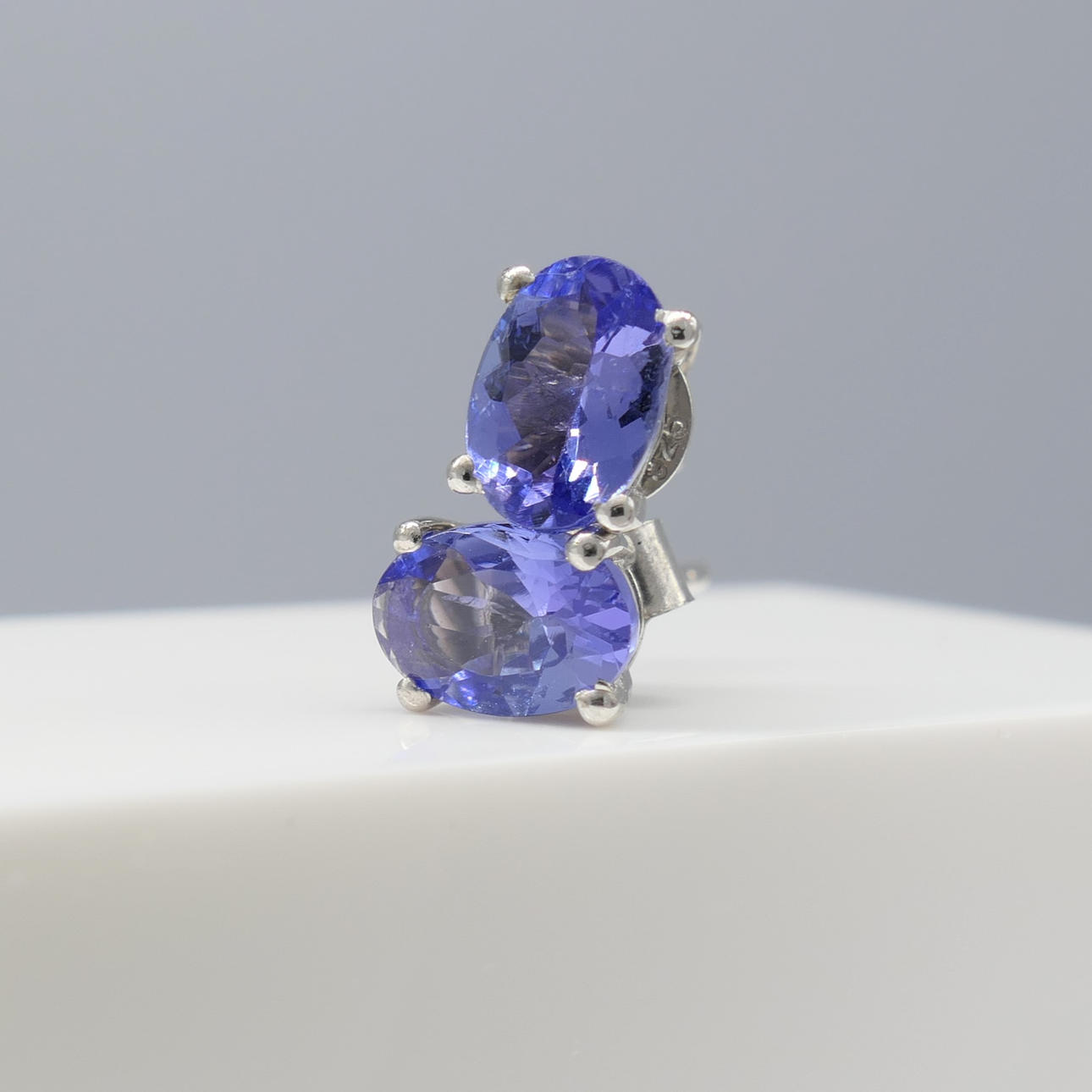 TANZANITE ÄDELSTEN silverörhängen.