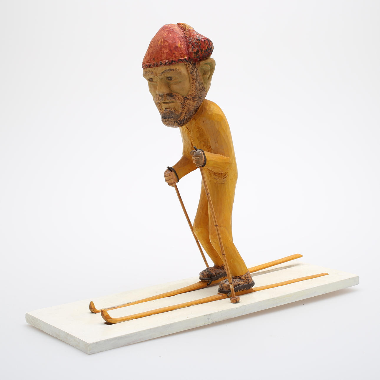 SKULPTUR, skidåkare, snidat trä, höjd 43 cm, signerad FA 1987.