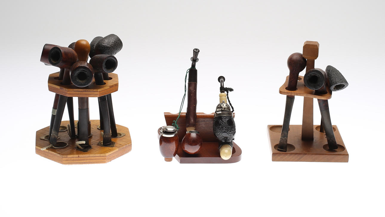 PARTI PIPOR samt 3 st PIPSTÄLL, 1900-tal.