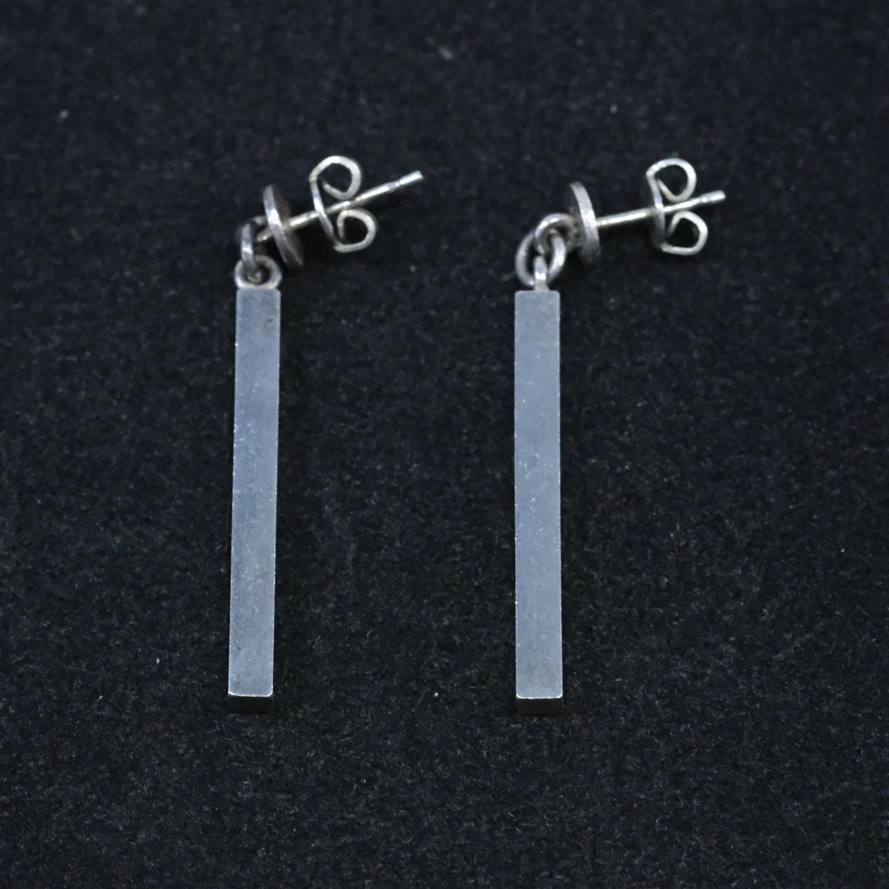 ETT PAR ÖRHÄNGEN MED STAVAR, SILVER.