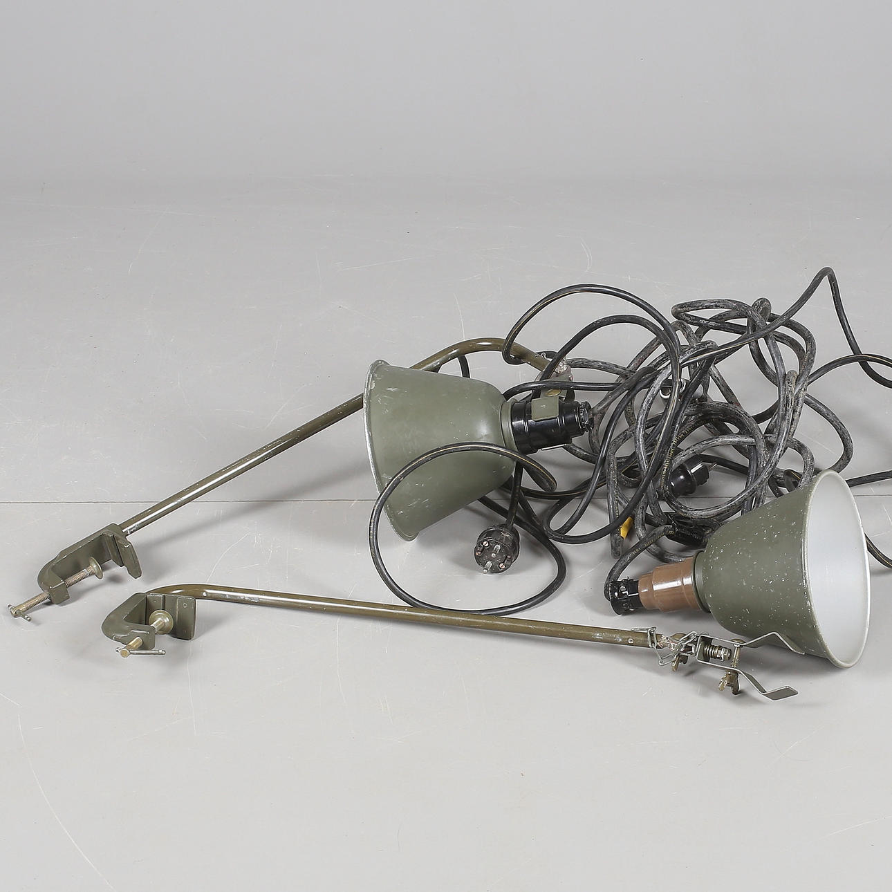 INDUSTRILAMPOR, ett par, grönlackerad metall, 1900-talets andra hälft.