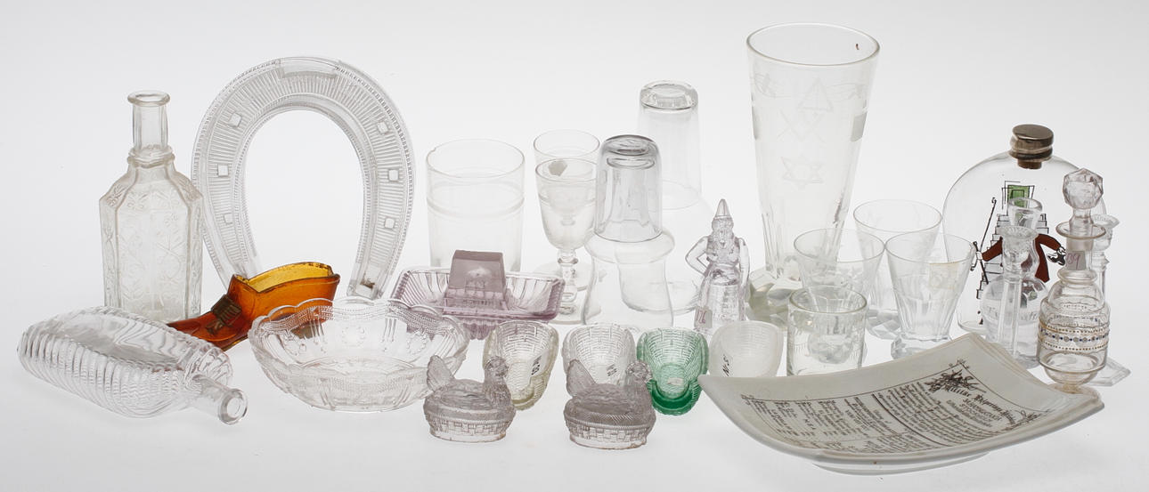 GLAS OCH KERAMIK, bl.a. Frimurarglas, 4 delar, 1900-tal.