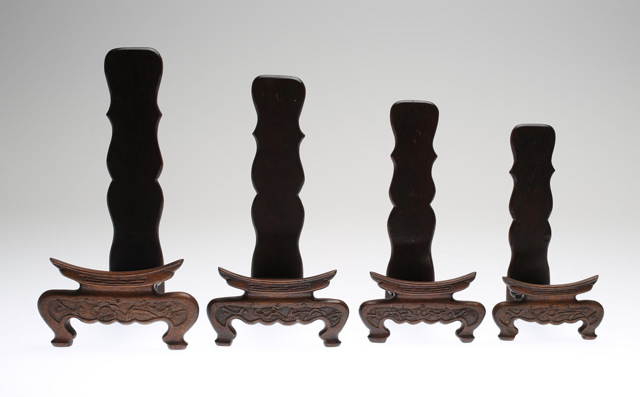 TALLRIKSSTÄLL, 4 st, trä, orientaliska, 1900-tal.