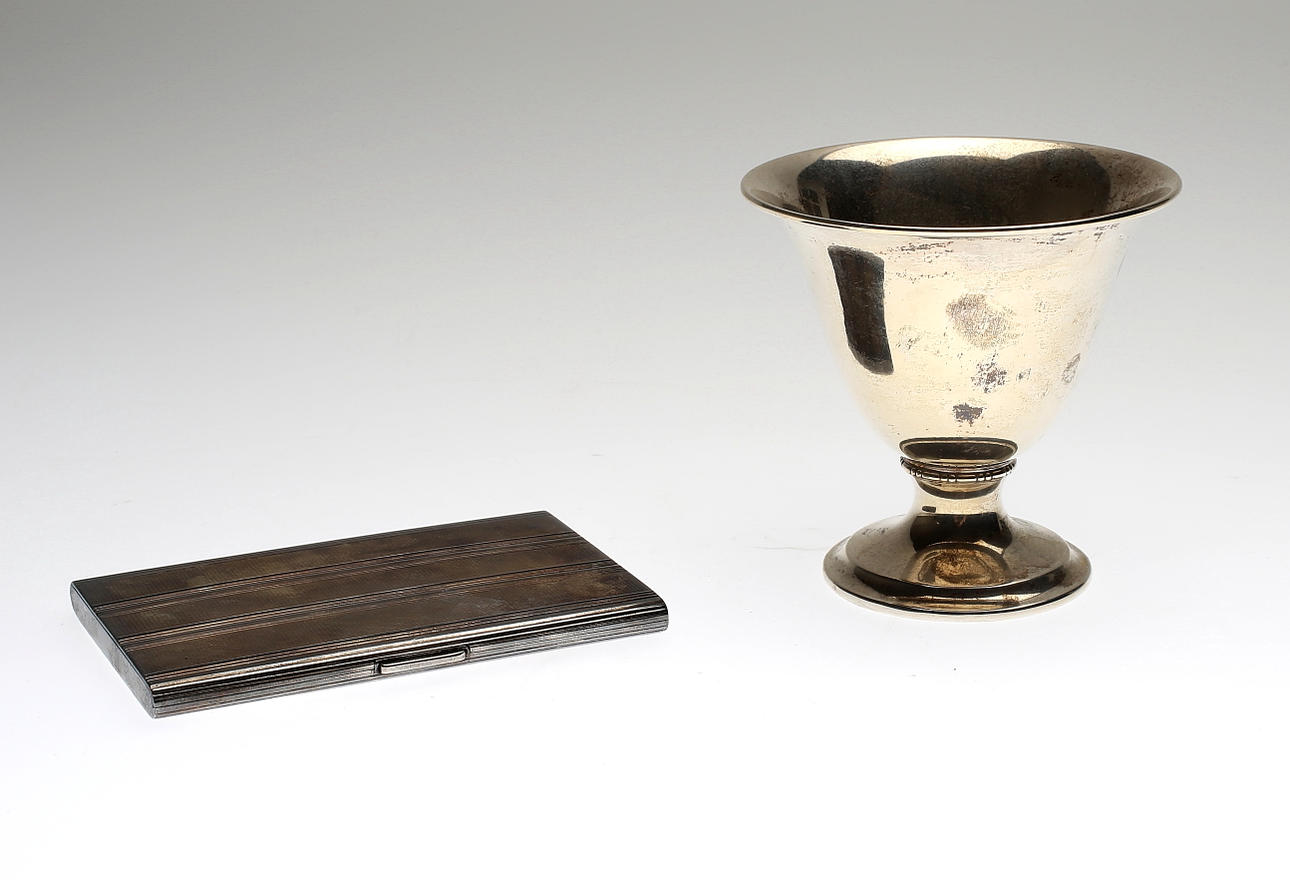 CIGARETTETUI samt POKAL, sterling silver och silver, vikt ca 354 gram.