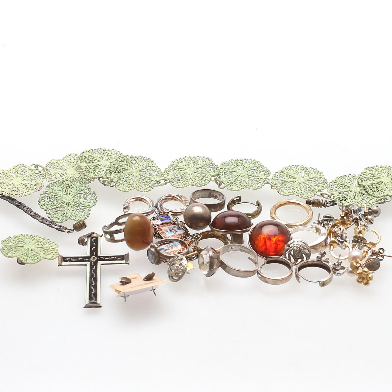 SMYCKEN, 28 st, ringar, örhängen m.m, metall, silver samt gips, 1900-tal.