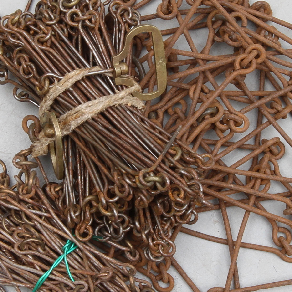 LANTMÄTERIKEDJOR, 3st, järn och mässing, 1800/1900-tal.