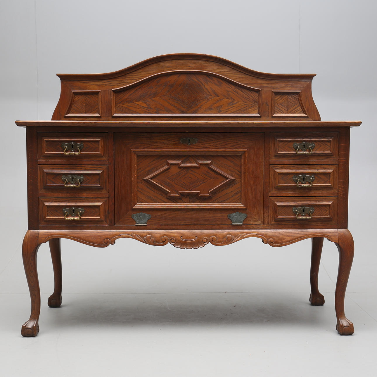 SKÄNK, ek, rokokostil Lindells Möbelfabrik, 1900-talets mitt.