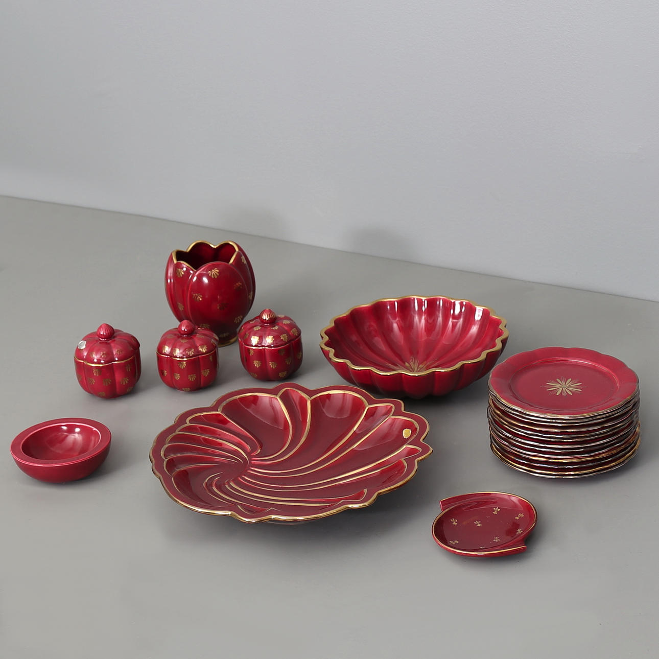ARTHUR PERCY. SERVISDELAR, 21 st, porslin, röd rubin, Upsala-Ekeby.
