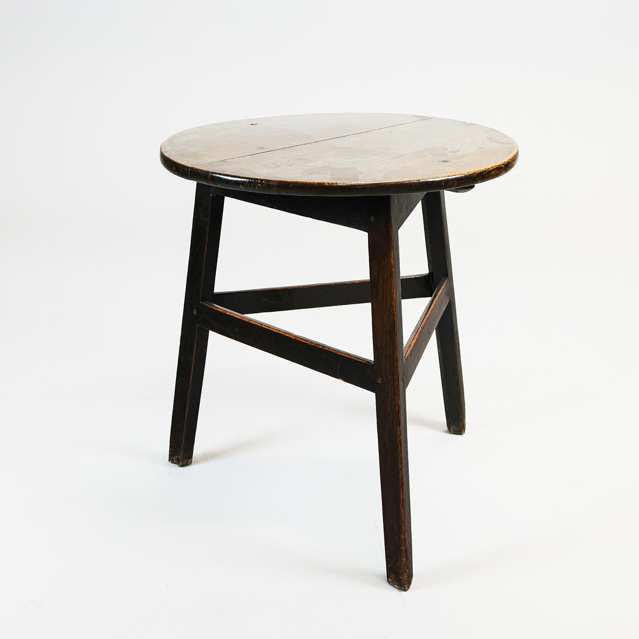 AN 18TH CENTURY OAK CRICKET TABLE.