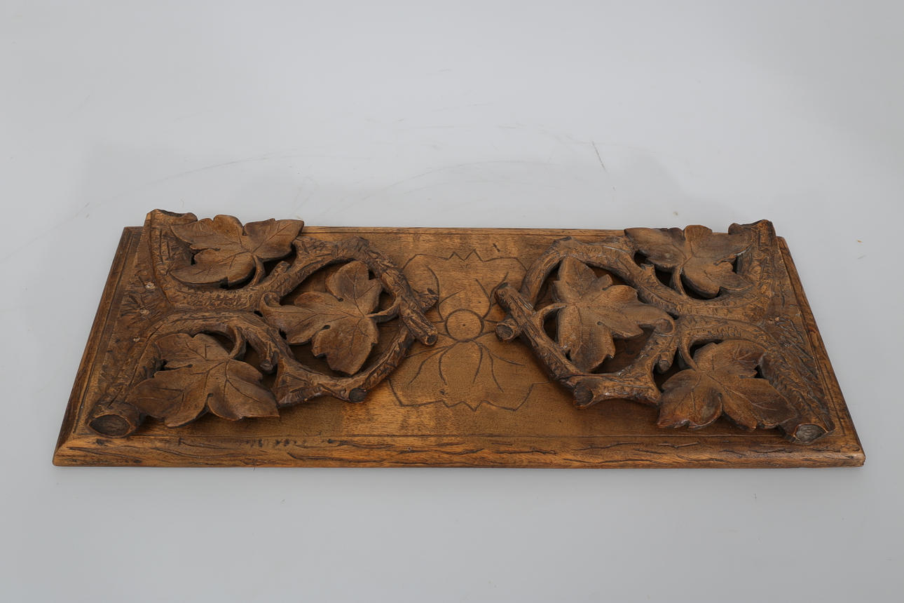 BOKSTÄLL, trä, Jugend, 1900-talets första kvartal.