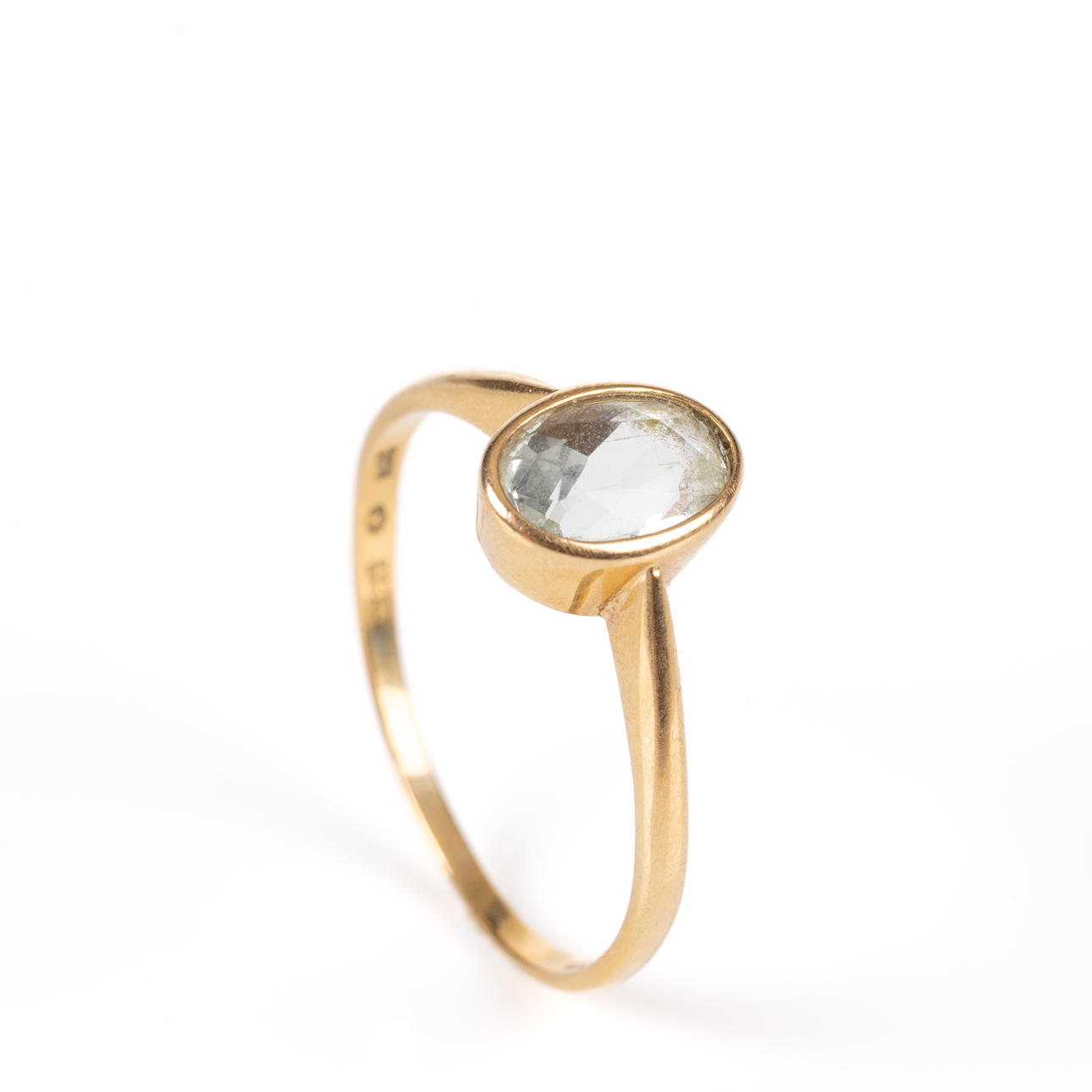 RING, 18K gold, white stone.