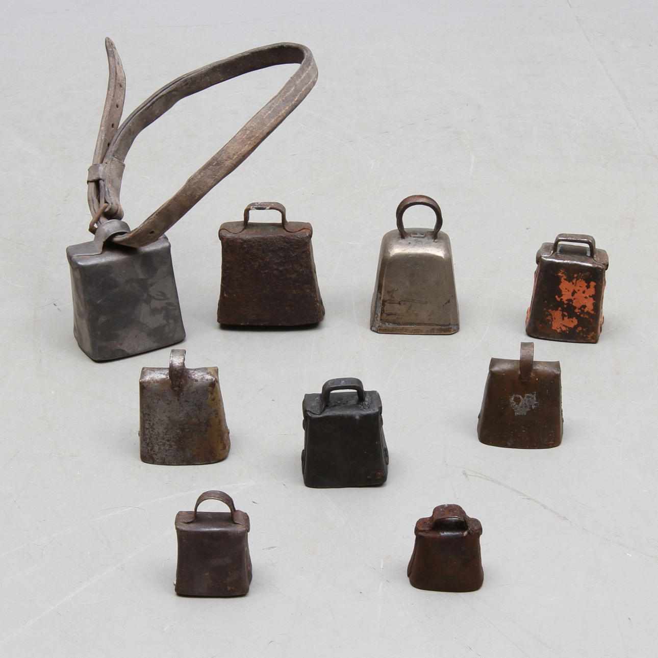 KOBJÄLLROR, 9 st, metall, 1800/1900-tal.