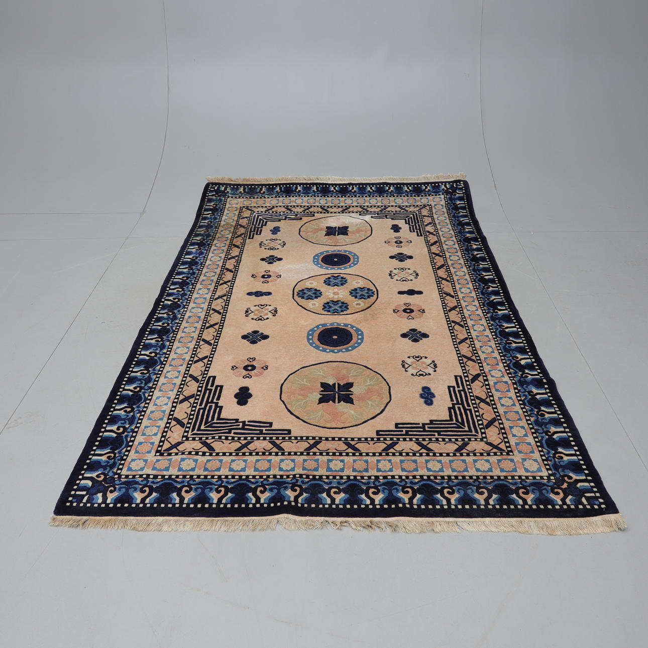 CARPET, China. Aprox. 245 x 155 cm.