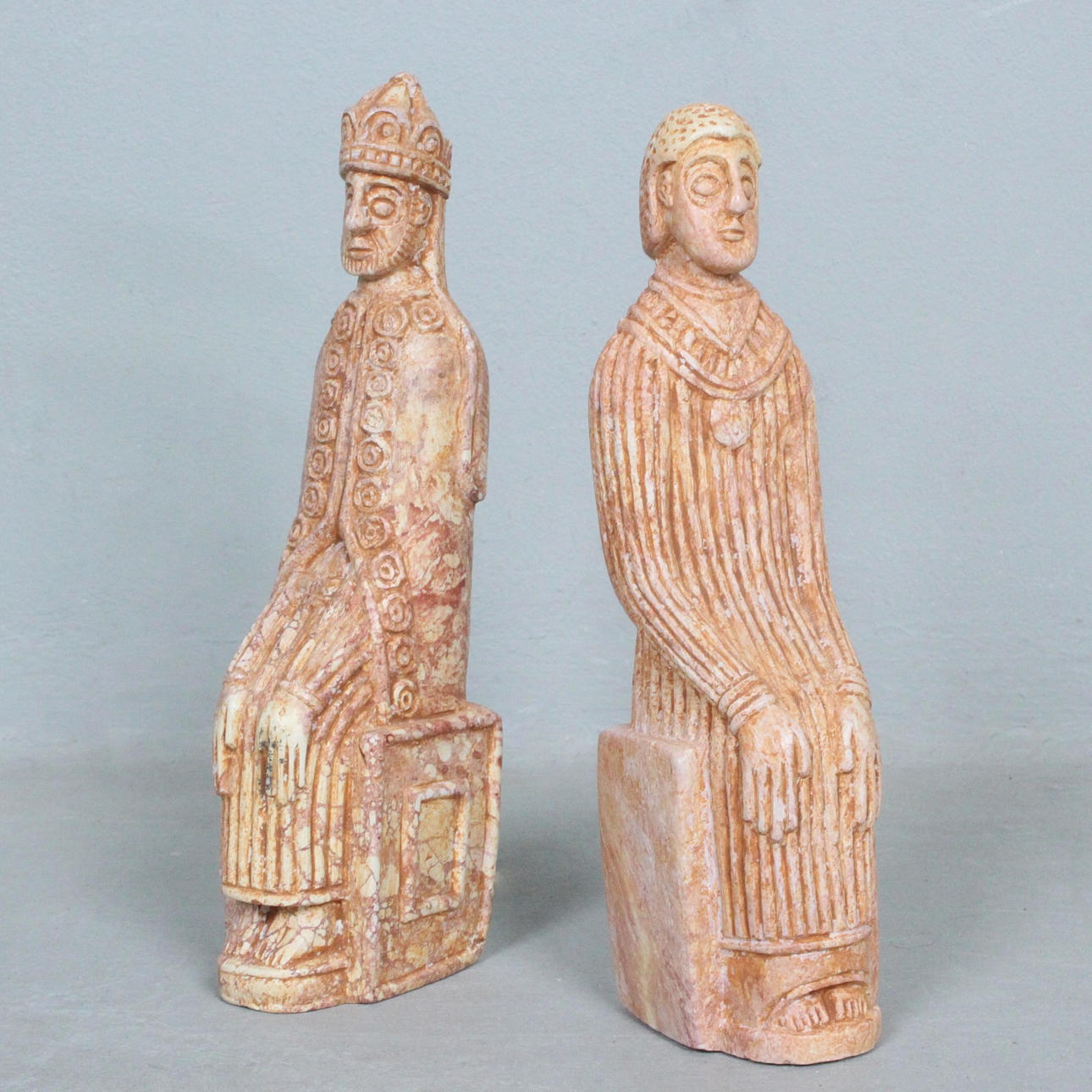 Zwei Skulpturen aus Speckstein.