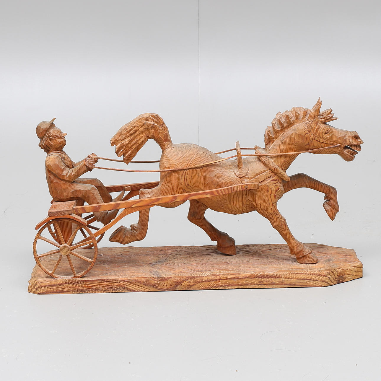 SKULPTUR, "Solvalla", skuret trä, längd 75 cm.