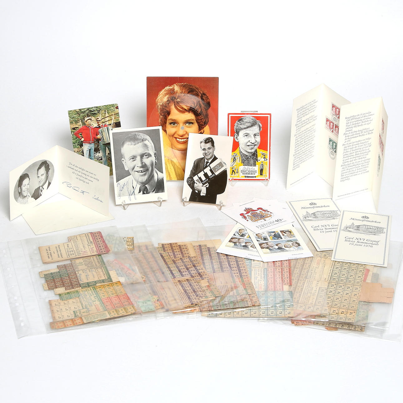 MEMOROBILIA, vykort, autograf av Thore Skogman och Snoddas, bildskiva Siv Malmqvist, frimärken från HKH Karl XVI Gustavs bröllop 1976, parti ransoneringskort.