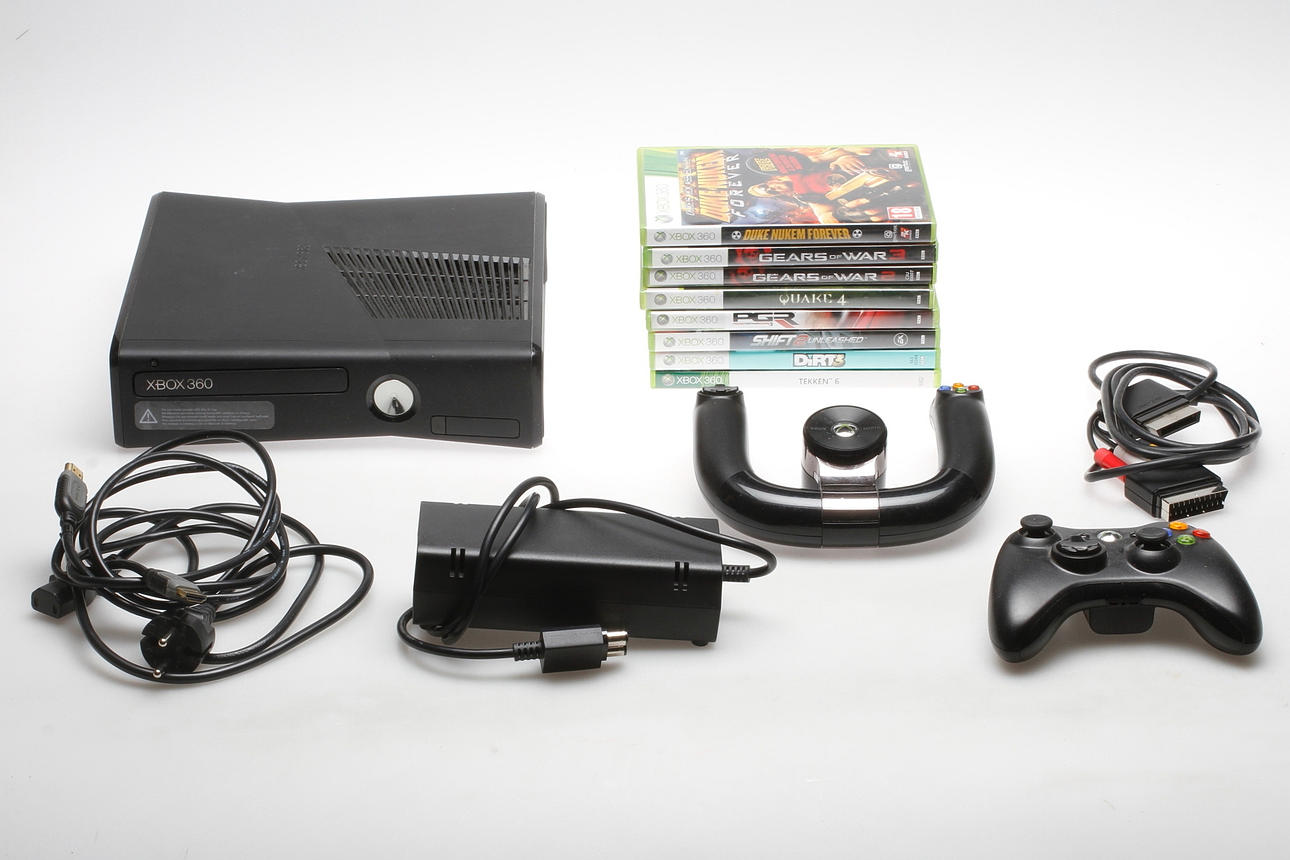 SPELKONSOLL, 8 spel, 1 handkontroll, 1 ratt, x-box 360.
