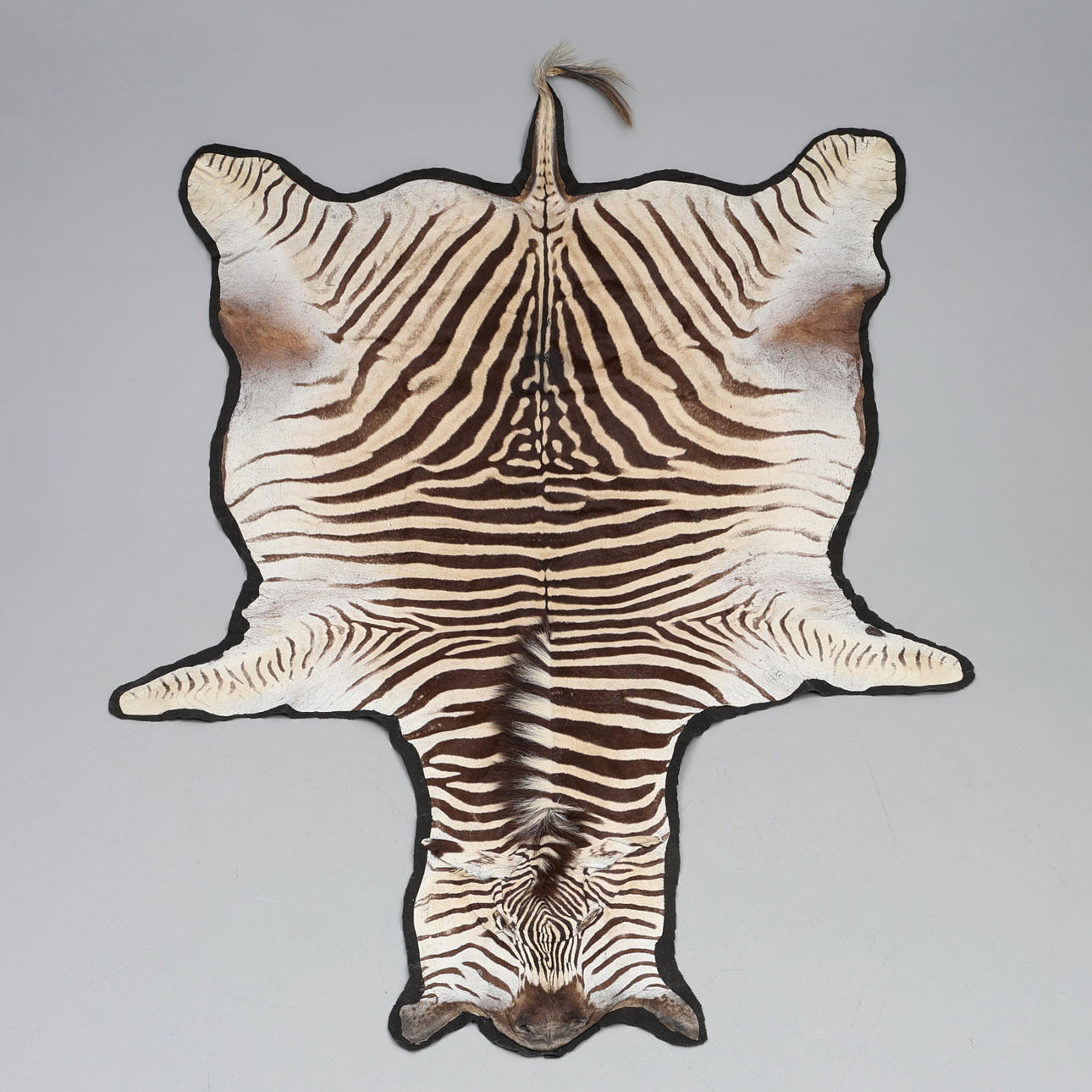 ZEBRASKINN. Ca 325 x 200 cm.