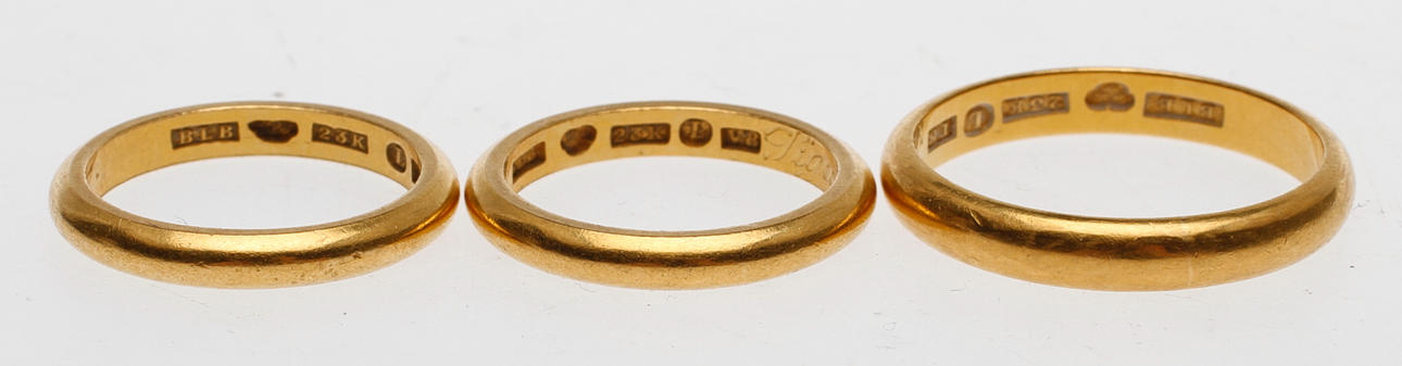RINGAR, 3st, 23k guld, vikt ca 19 gram.