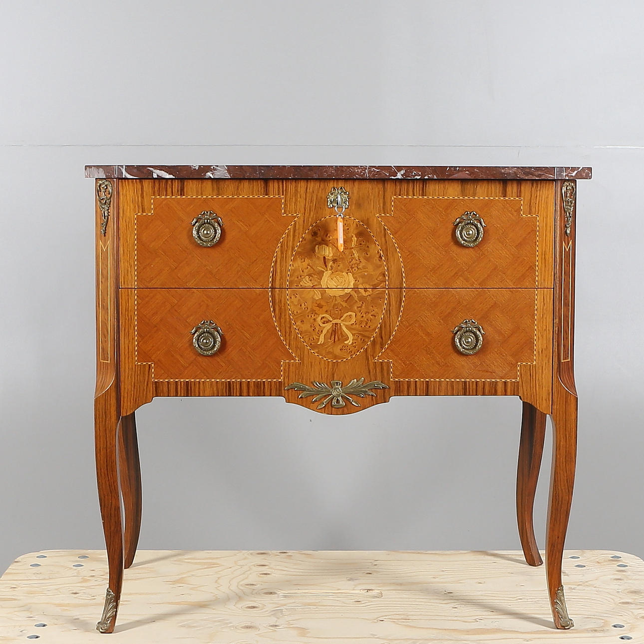 BYRÅ, gustaviansk stil, med marmorskiva, 1900-tal.