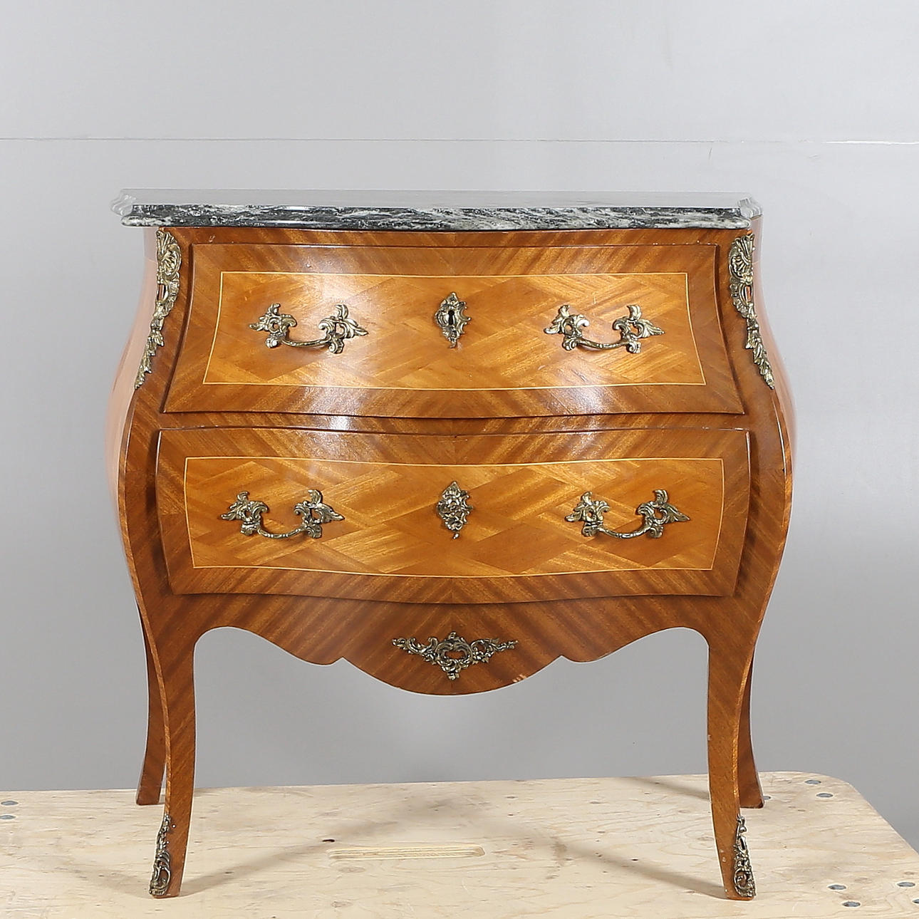 BYRÅ, rokokostil, med marmorskiva, 1900-tal.