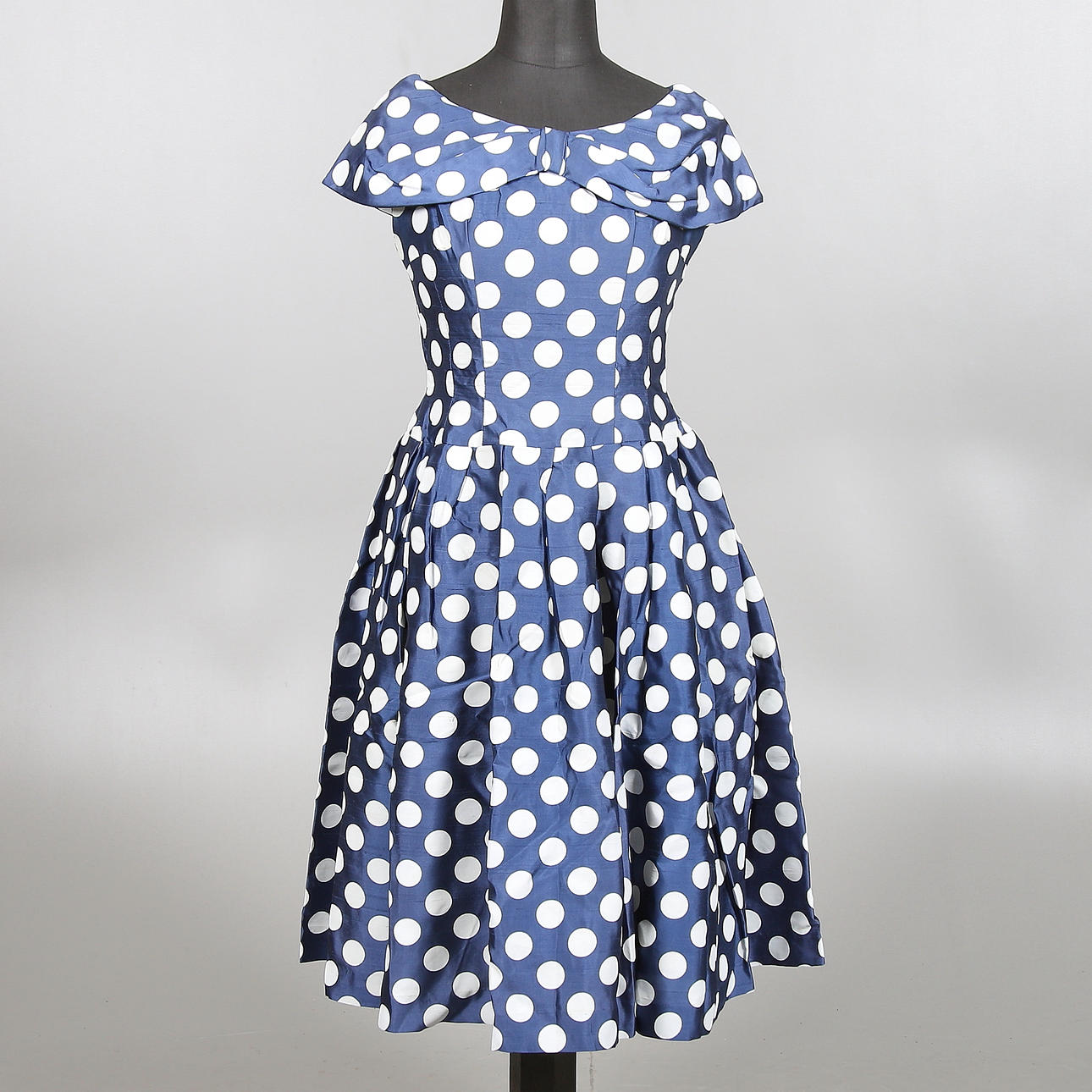 KLÄNNING, blå med vita prickar, Jubi, 1950-tal. Strl 38.