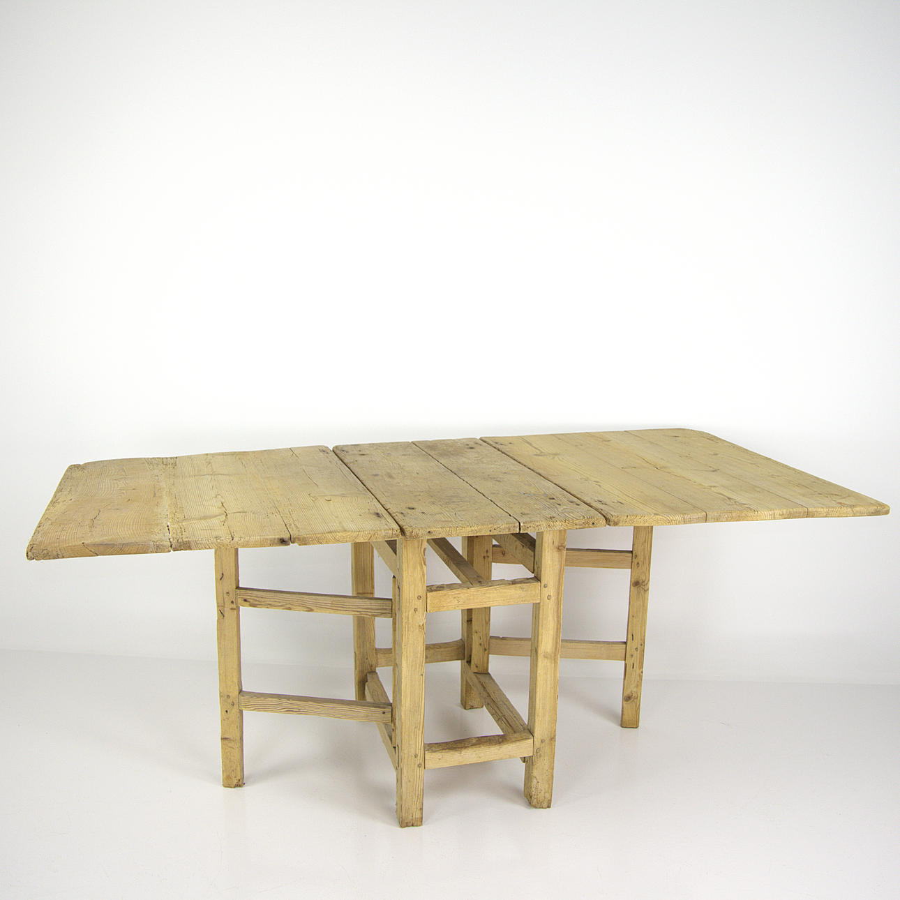 Una mesa de madera, siglo XVIII/XX.