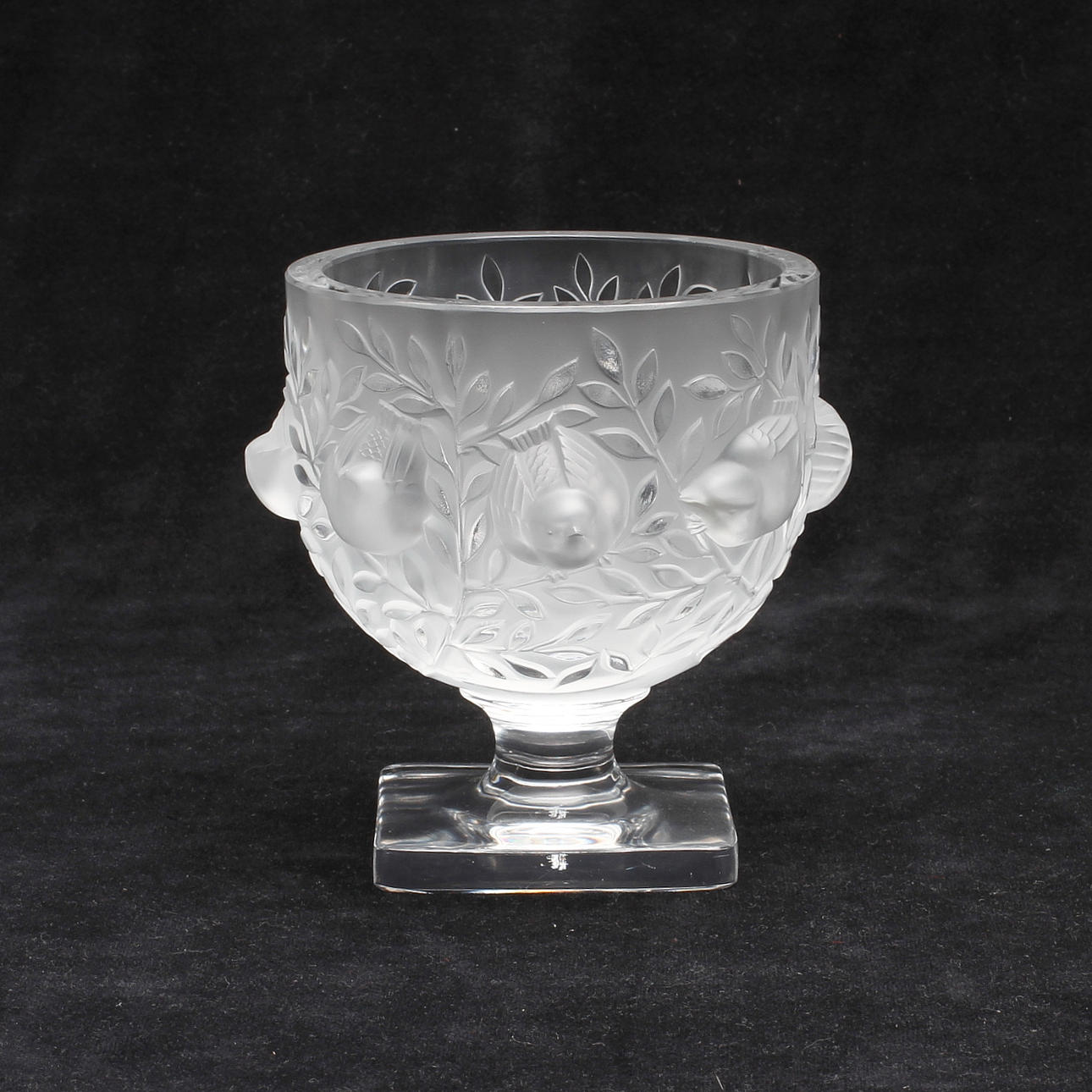 SKÅL PÅ FOT, glas, signerad Lalique France.