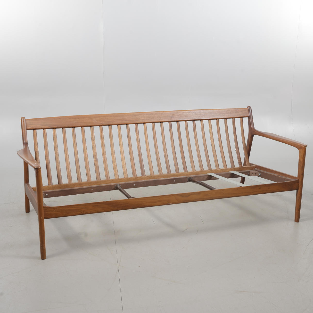 SOFÁ, teca, objeto de renovación.