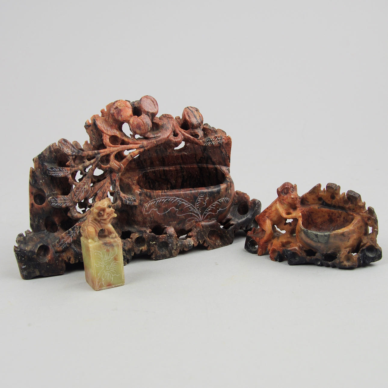 FIGURINER, 3 stycken, soapstone, Kina, 1900-tal.