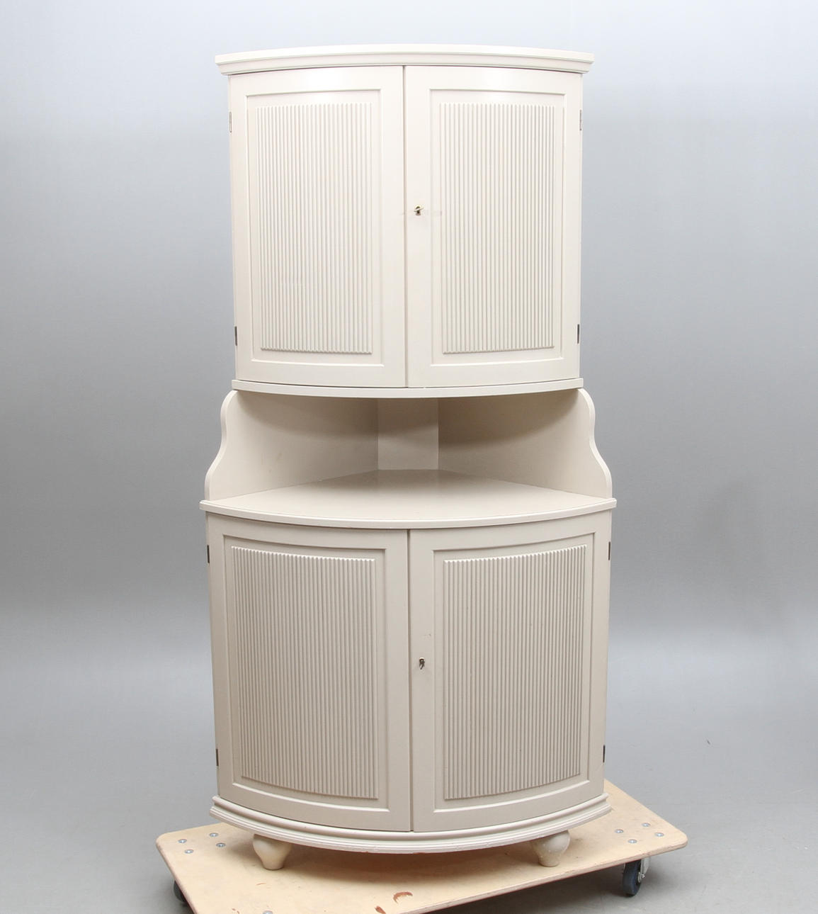 HÖRNSKÅP, gustaviansk stil, 1900-tal.