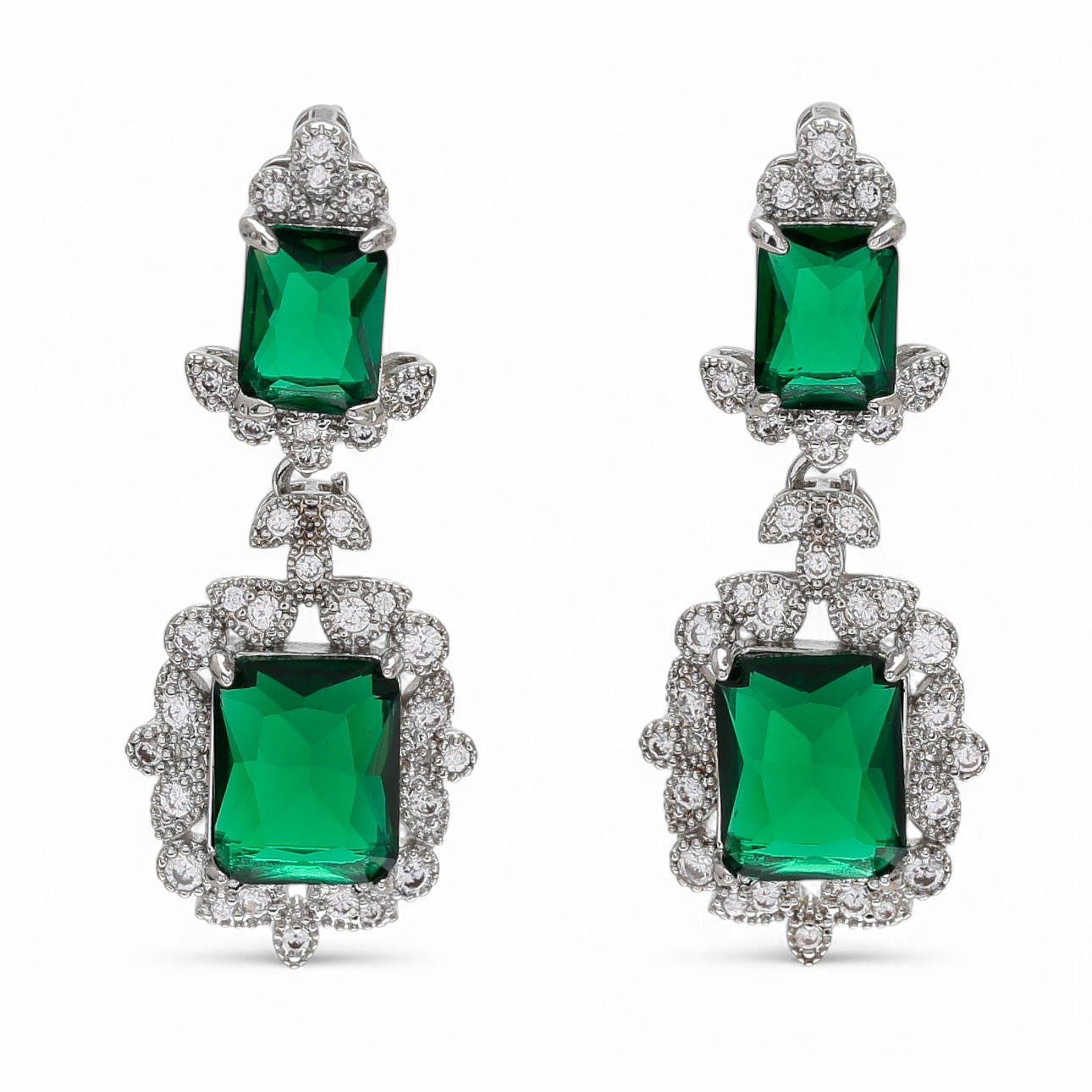 Pitkät zirkonikorvakorut.