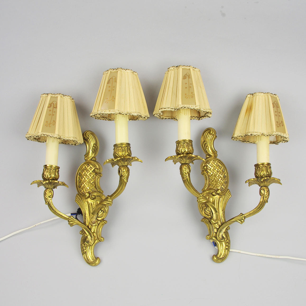 VÄGGLAMPETTER, 1 par 2-armade, mässing, rokokostil.