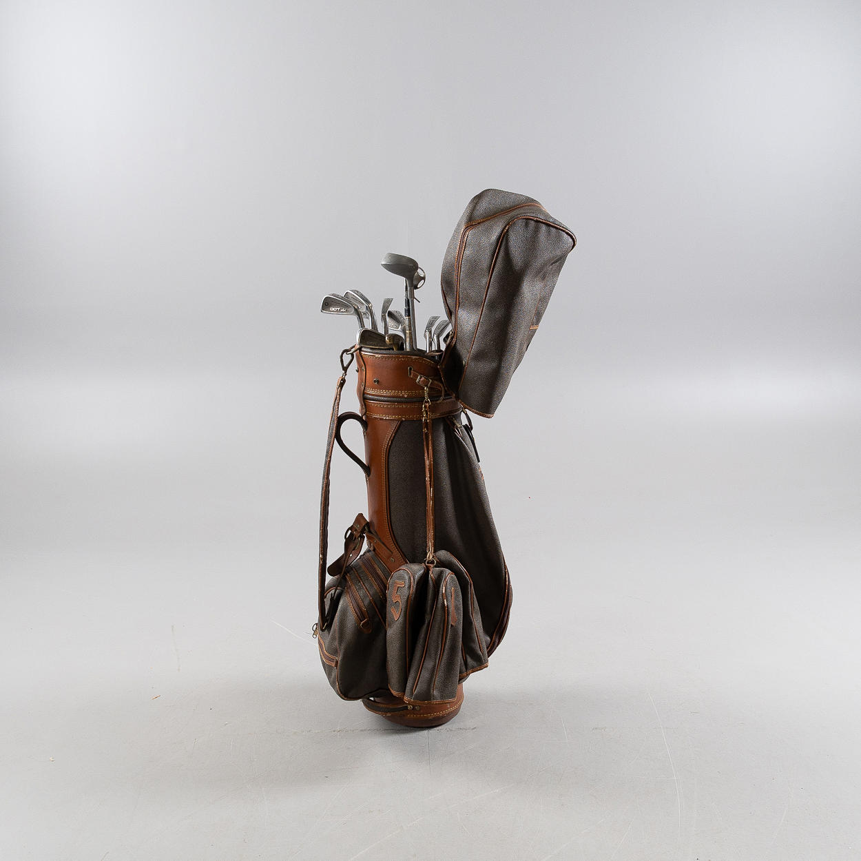 MULBERRY, Golftasche mit Spalding Golfschlägern.