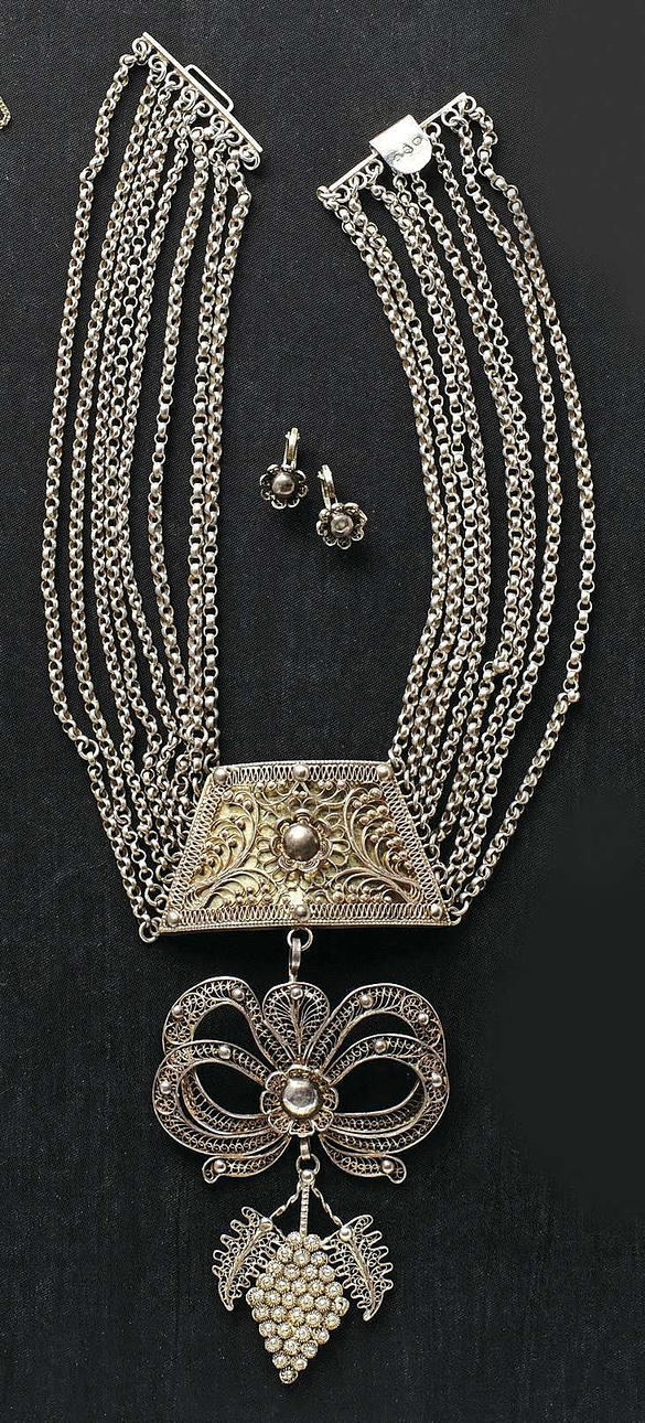 TRÄUBLE HALSBAND OCH ETT PAR CLIP-ON ÖRHÄNGEN, Nürnberg 1800-talets halva.