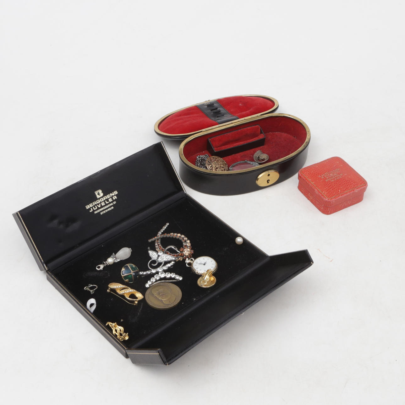 JEWELLERY and more, in nice boxes.