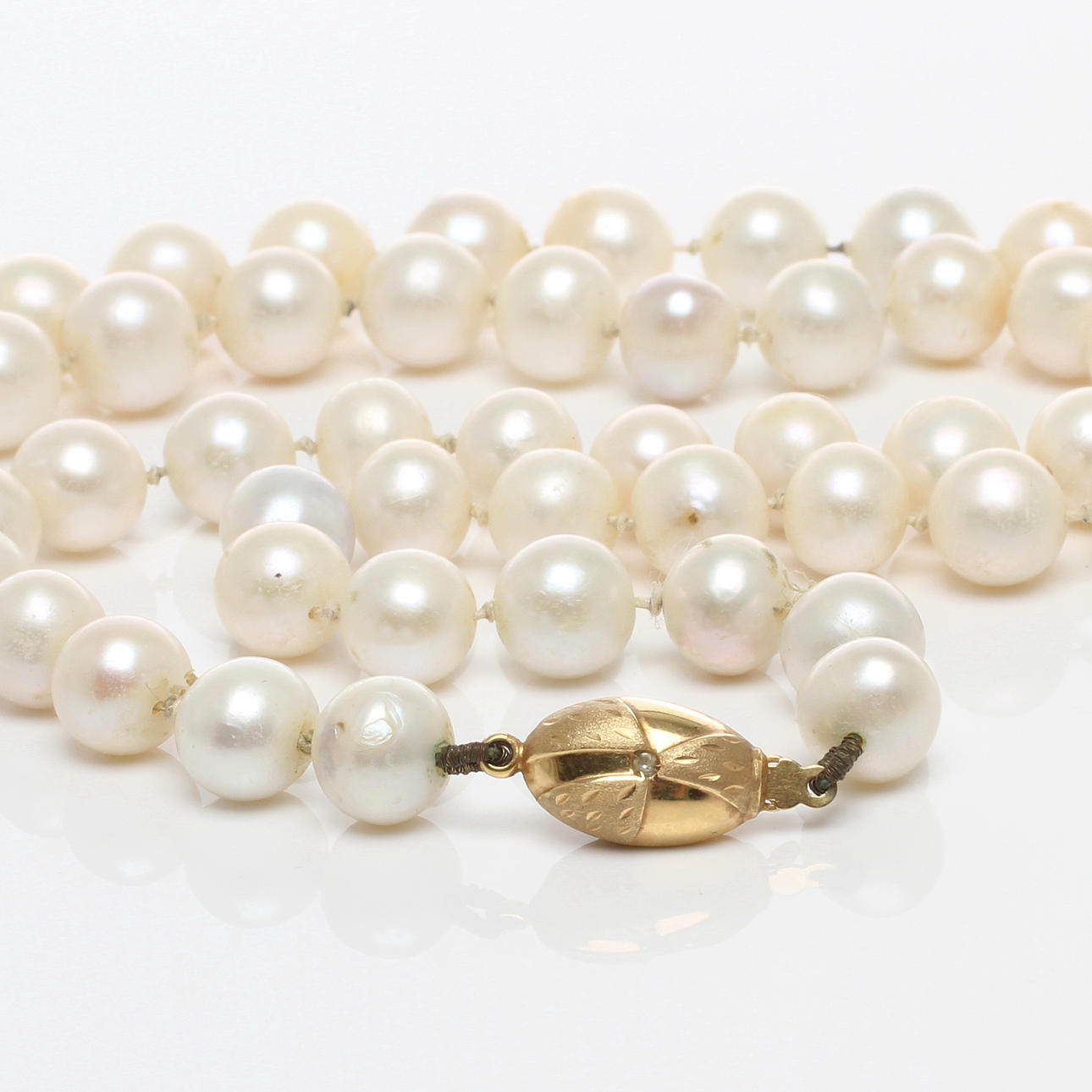 COLLIER, odlade pärlor med lås av 18k guld, 1900-tal.