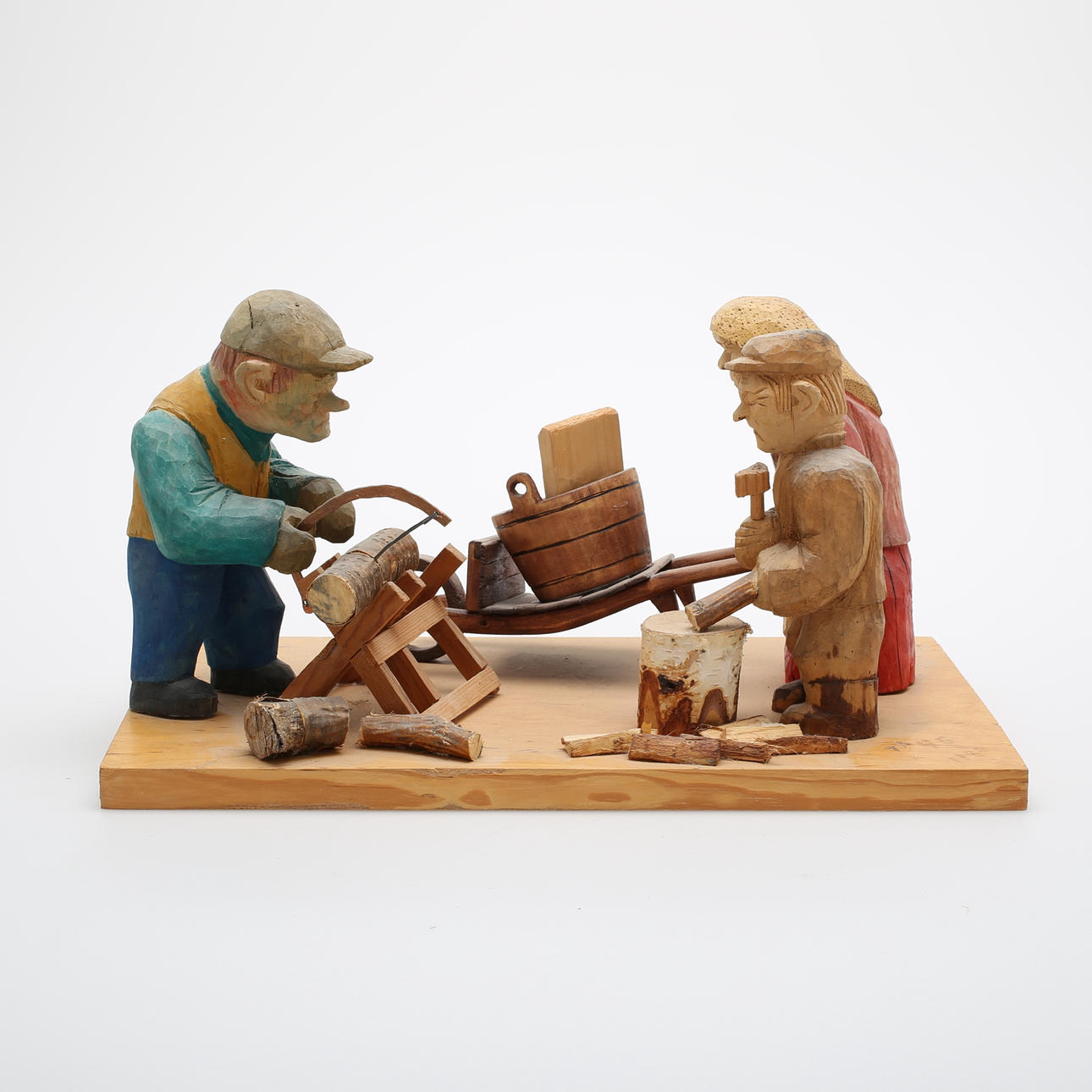 SKULPTUR, gubbar och gumma med sysslor, träsnideri, signerad FA 45 1980.