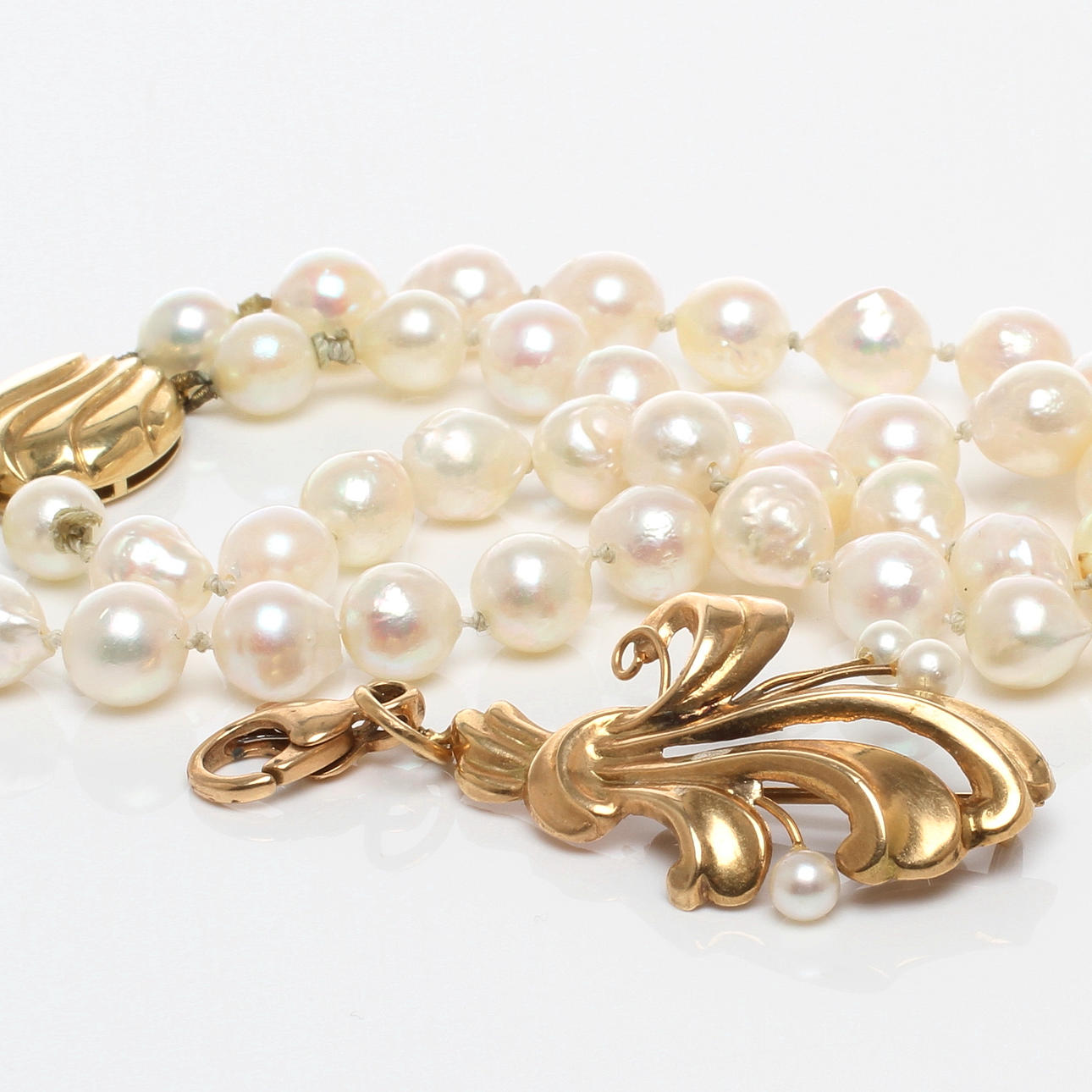 ARMBAND samt BROSCH/HÄNGE, 18k guld med odlade pärlor, 1900-tal.